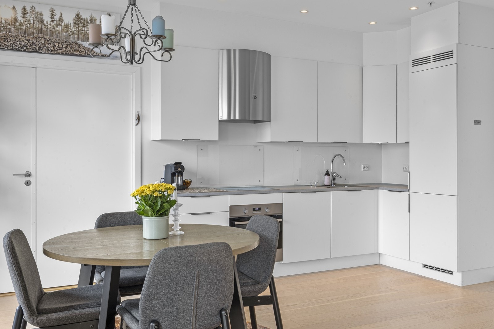Kjøkkenet er fra Strai og har et tidløst og moderne design. Innredningen byr på rikelig med skapplass, praktiske arbeidsflater og integrerte hvitevarer som stekeovn, koketopp, kjøle-/fryseskap og oppvaskmaskin. Galleribilde