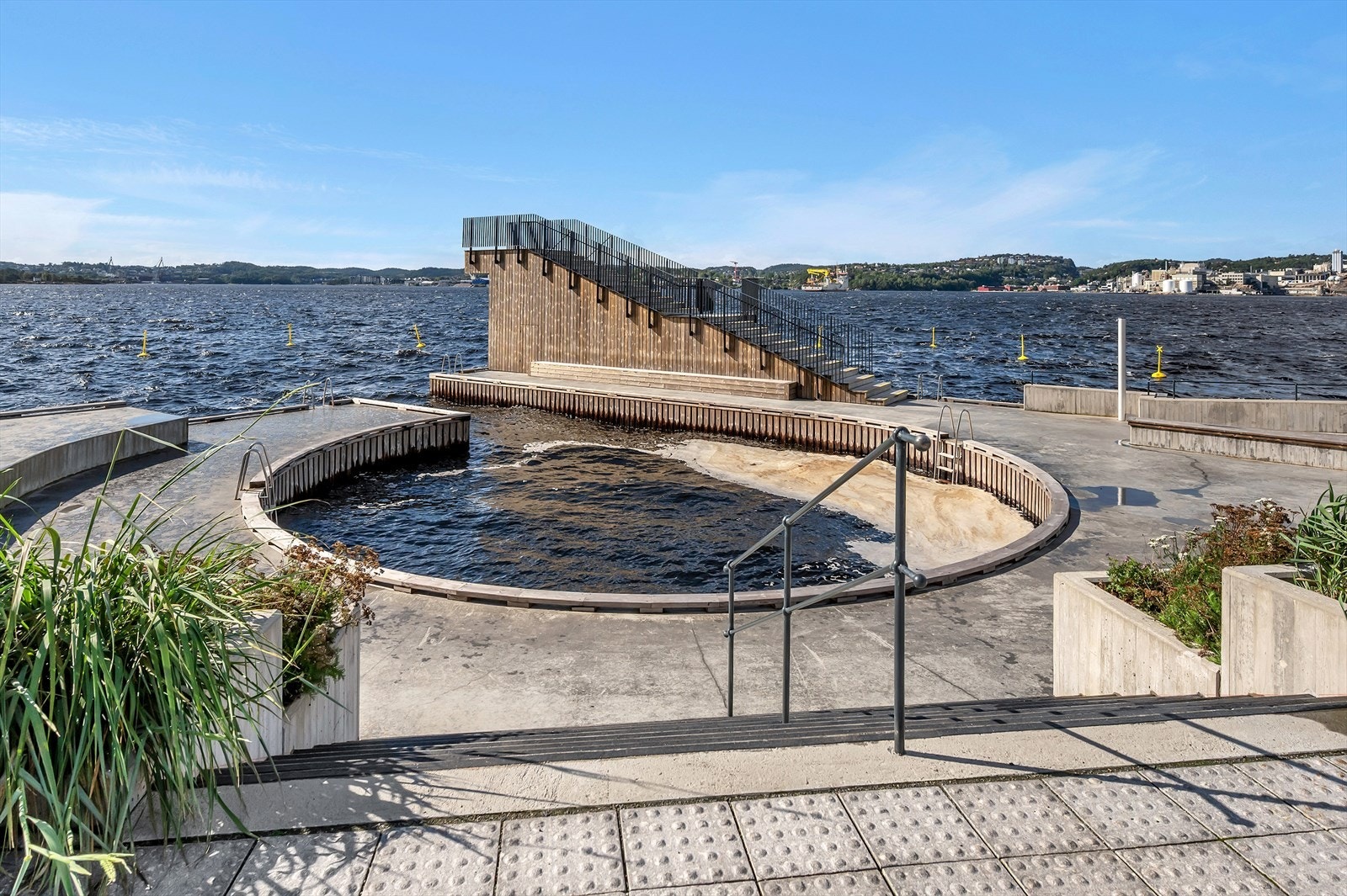 Flott badeplass bare et steinkast fra leiligheten. Galleribilde