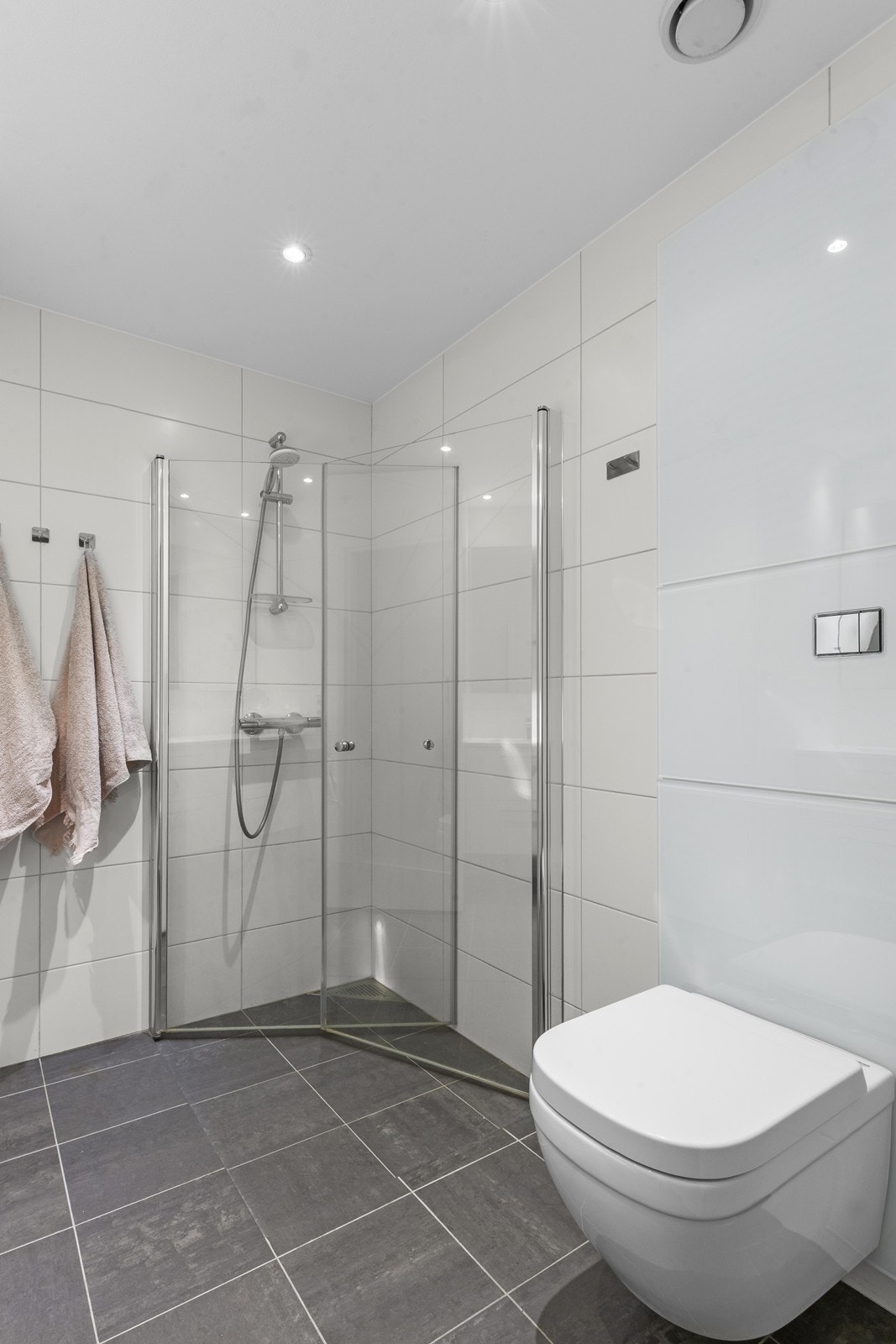 Badet er moderne og delikat, med stilfulle fliser og gjennomførte detaljer. Galleribilde