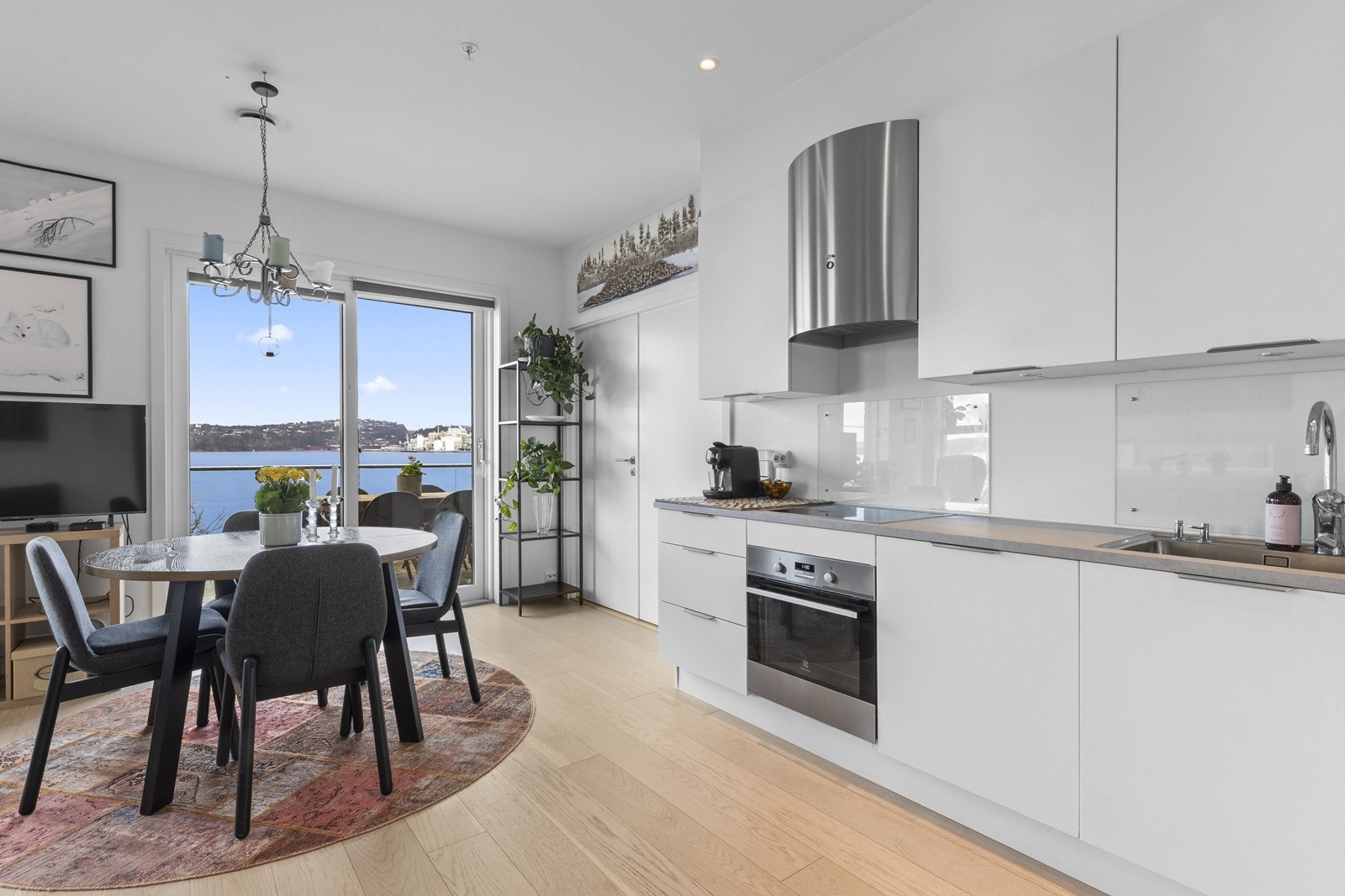 Denne flotte leiligheten ligger perfekt til på bakkeplan og har et lyst og moderne preg. Galleribilde