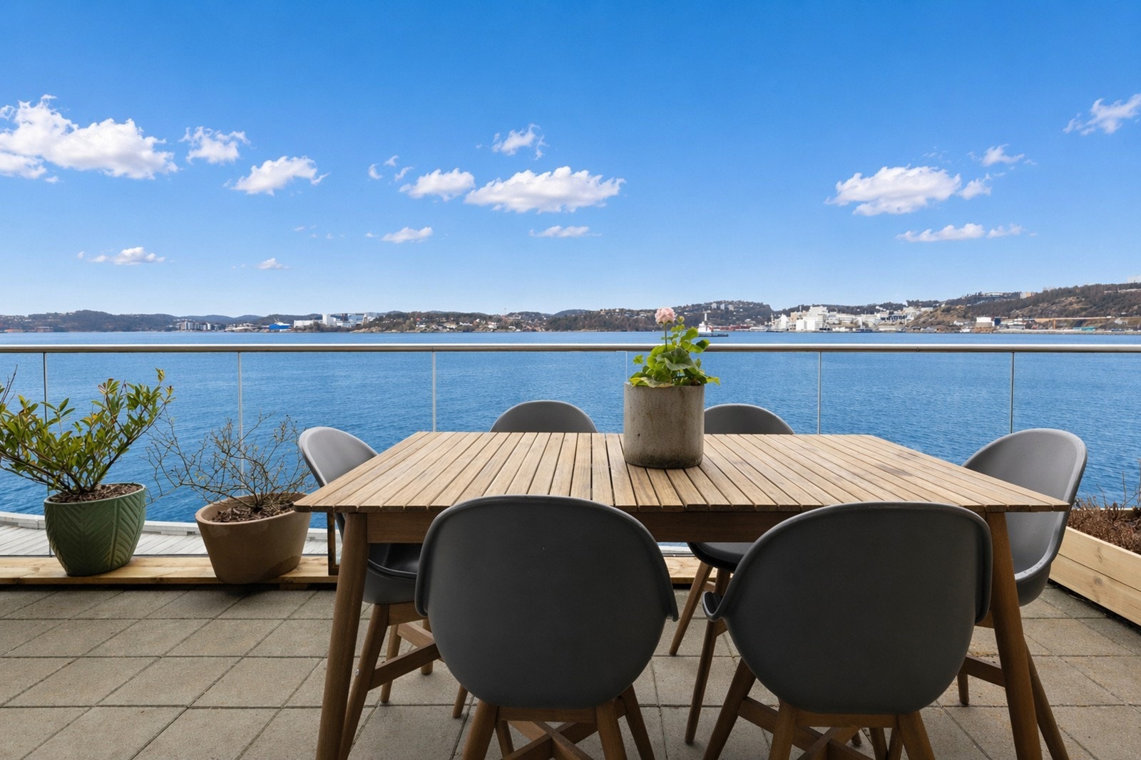 Fra den romslige terrassen kan du nyte sjøluften og den vakre utsikten mot skjærgården, ideelt for avslappende dager og sosiale stunder. Galleribilde