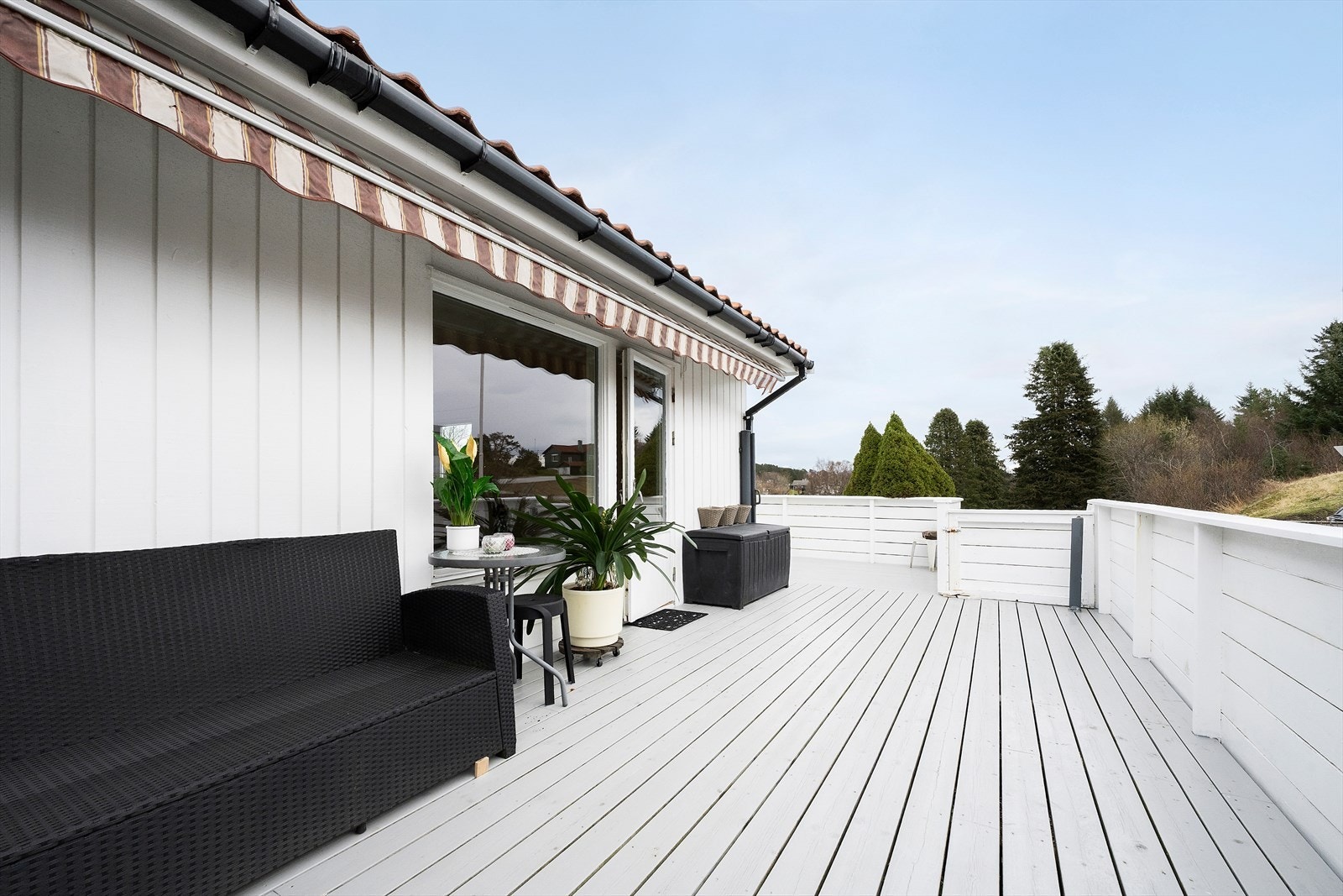 Terrasse på sør- og østsiden av huset. Galleribilde