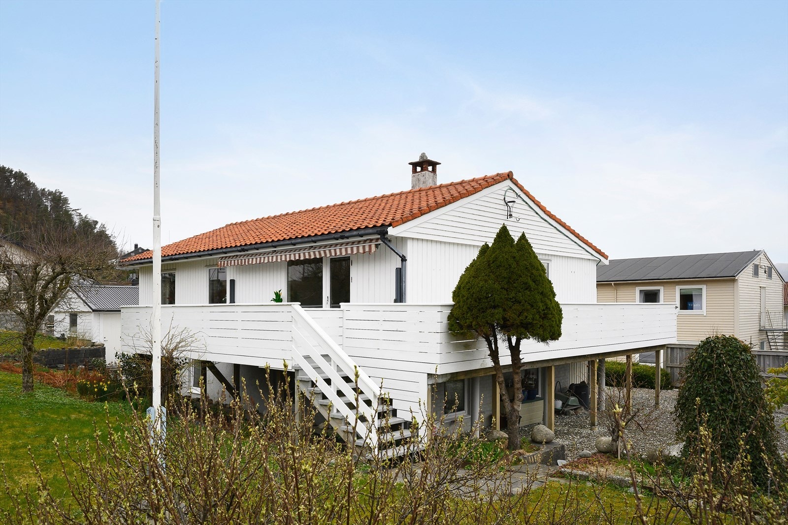 Fra terrassen er det trapp til hagen Galleribilde