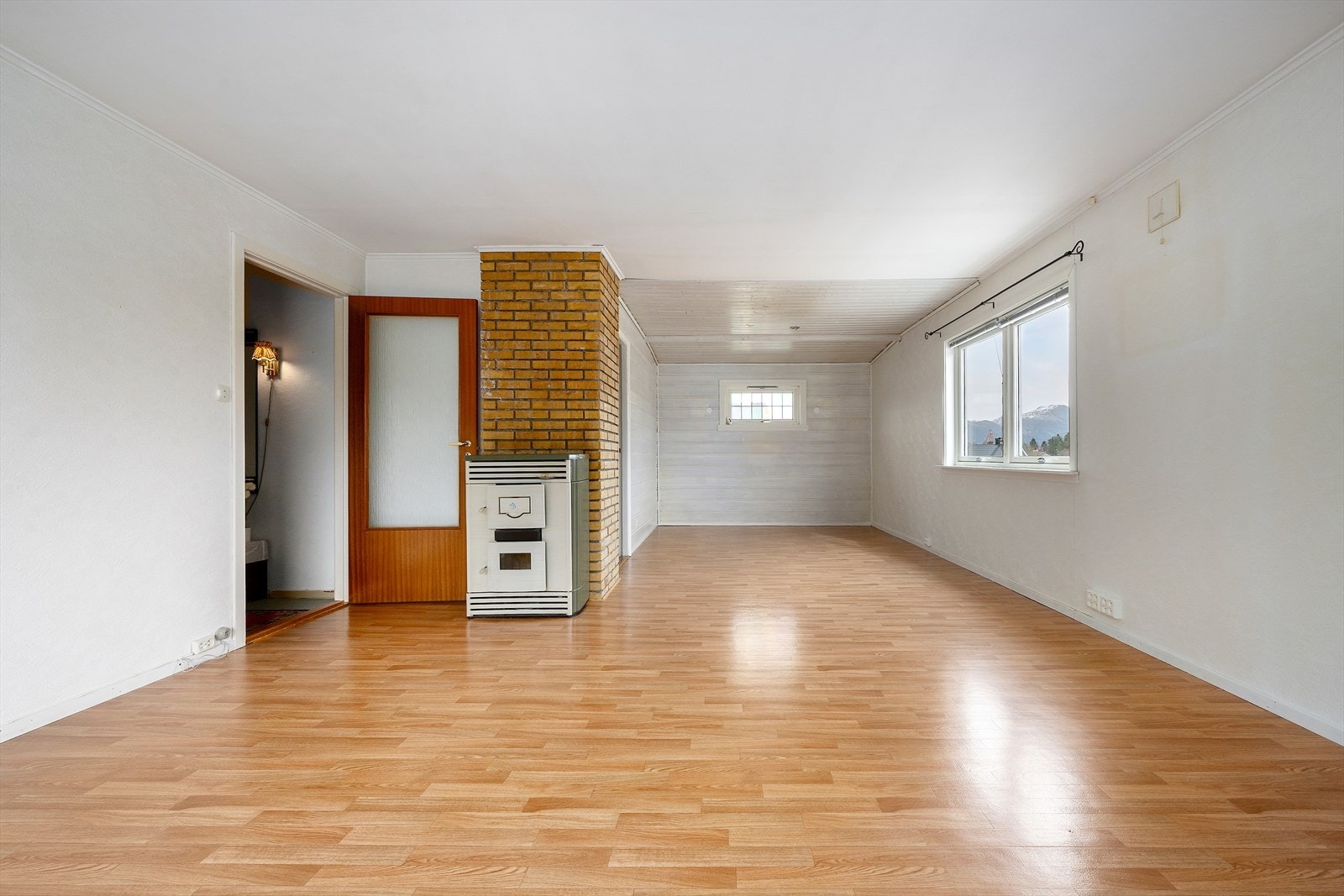 Det er god plass til stort spisebord i stue. Galleribilde