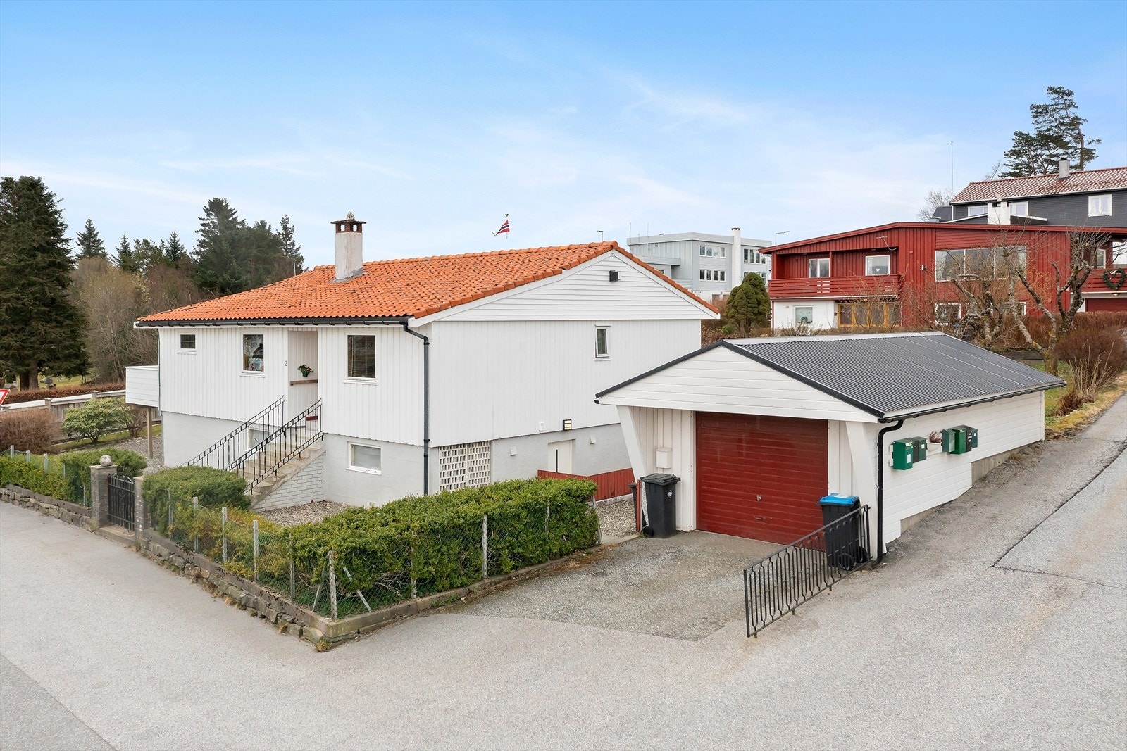Enebolig med garasje Galleribilde