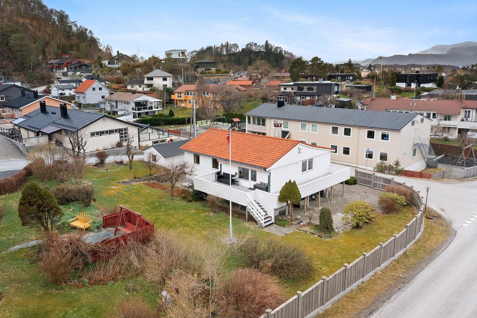 Eiendommen har stor og ganske flat hage. Galleribilde
