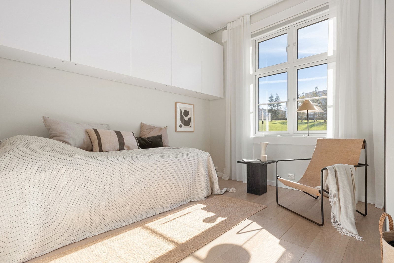 Soverom II kan fint innredes med dobbeltseng, nattbord og annet ønskelig møblement. Galleribilde