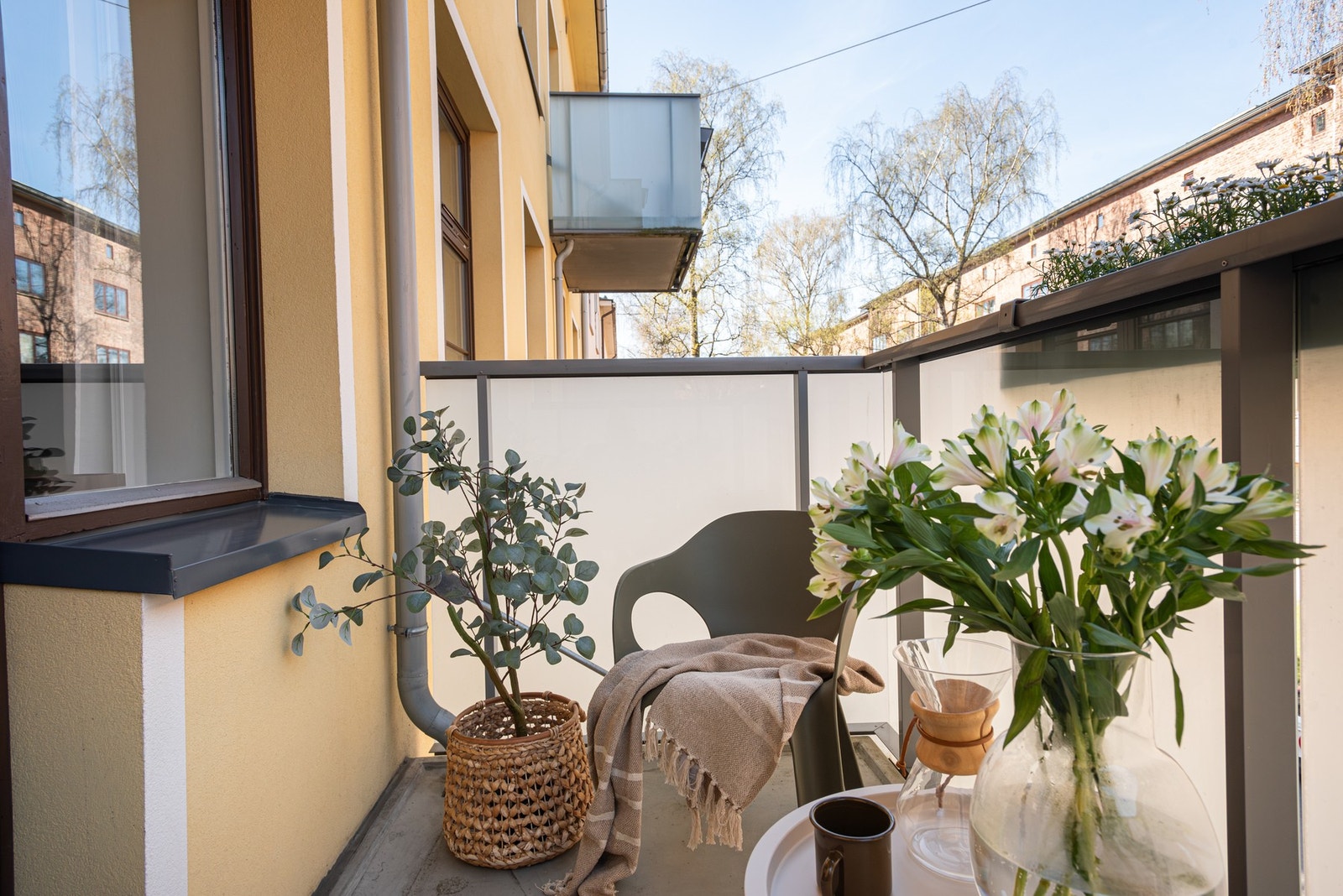 Balkongen er en flott forlengelse av stuen og har plass til forskjellige utemøblement og beplantning. Galleribilde