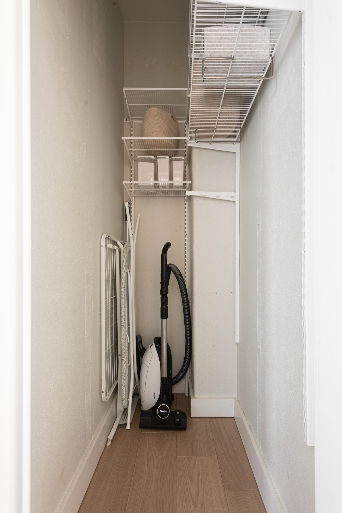 Fra entreen har du inngang til praktisk bod - her har du rikelig med oppbevaringsplass. Galleribilde