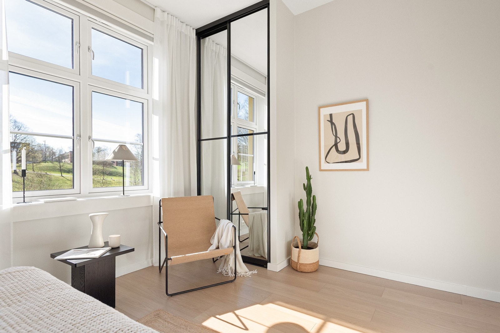 Godt med lagringsplass har du i garderobeskap med nydelige speilfronter. Galleribilde