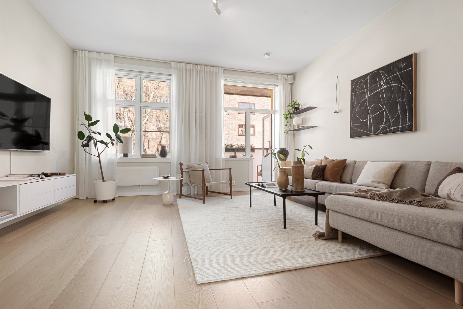 Her er det generøse vindusflater og god takhøyde på 2,93 meter målt i stue som underbygger den gode følelsen av plass. Galleribilde