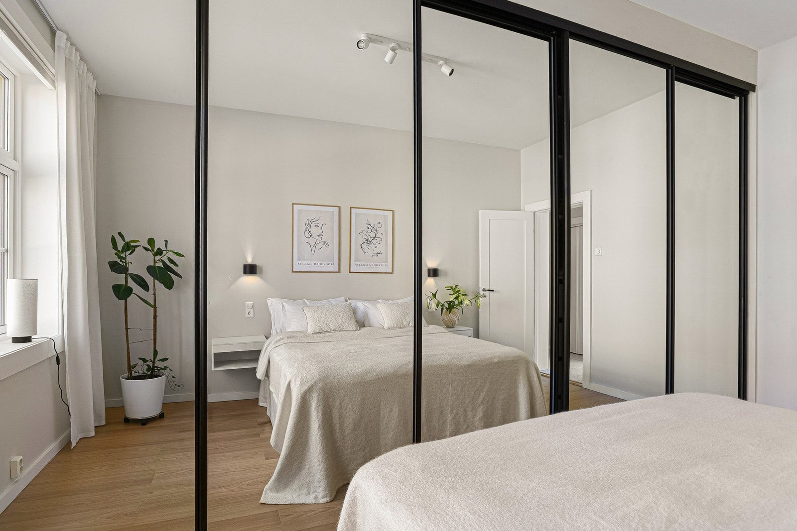 Hovedsoverommet gir rikelig av lagringsplass i plassbygget skyvedørsgarderobe med speilfronter. Galleribilde