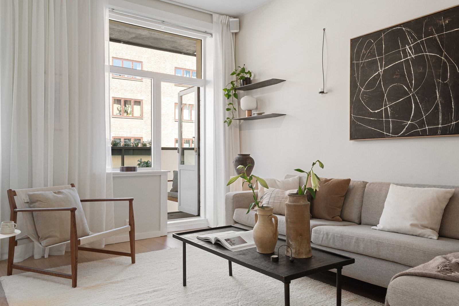 Gjennomgående for boligen er det lekre Pergo laminatgulvet fra 2023 og overflater malt i modernefarger. Galleribilde