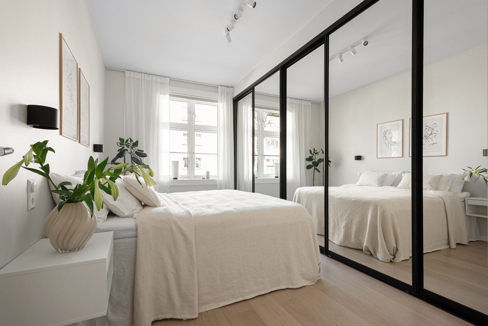 Romslig og innbydende hovedsoverom med god plass til stor dobbeltseng, nattbord og annet ønsket møblement. Galleribilde