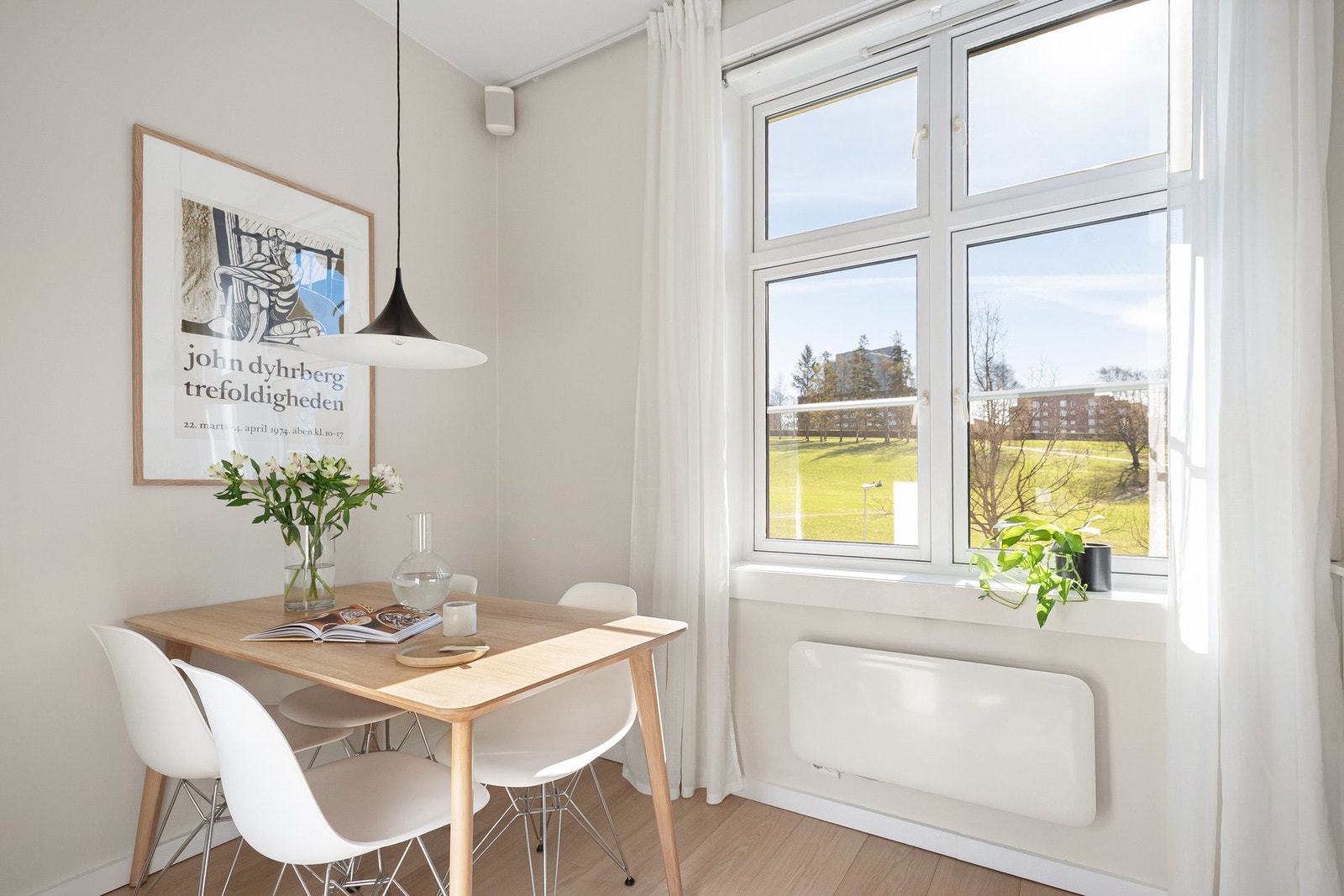 Her har du flott sone med plass til spisebord. Her skinner morgen- og formiddagssolen inn! Galleribilde