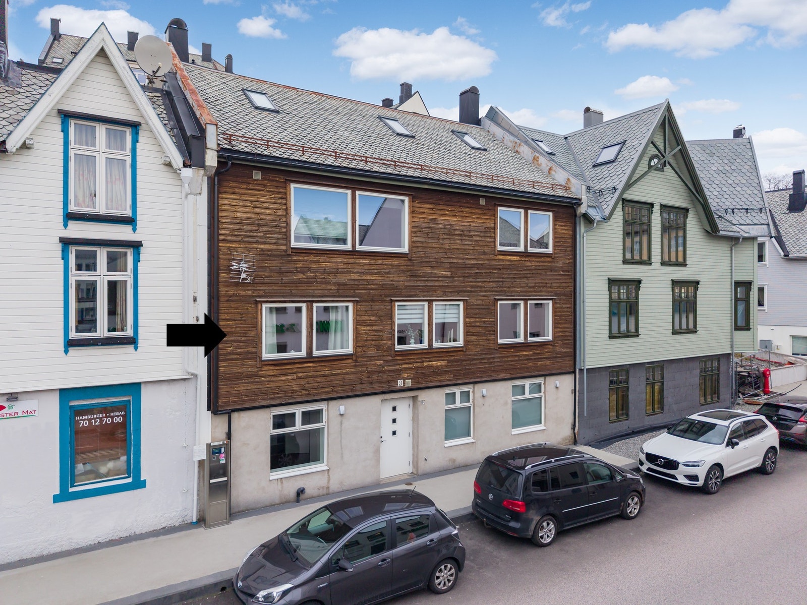 I underetasjen er det hybler, inngangen er på nordsiden i Røysegata. Leiligheten ligger i avmerket etasje. Området har soneparkering. Galleribilde