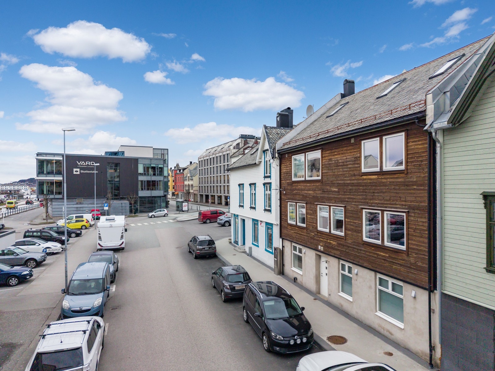 Sentral beliggenhet med kun få minutters gange til blant annet busstopp og til flybussen. Galleribilde