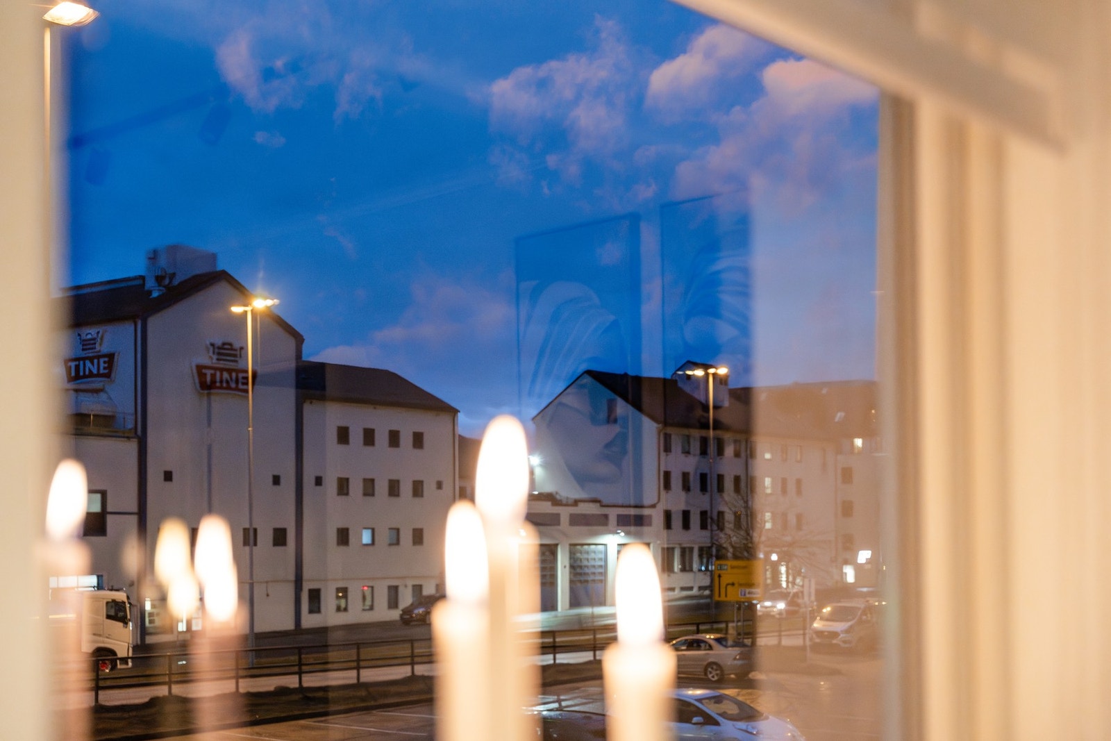 Kveldsstemning og utsikt mot Sundgata og innfartsvegen. Galleribilde