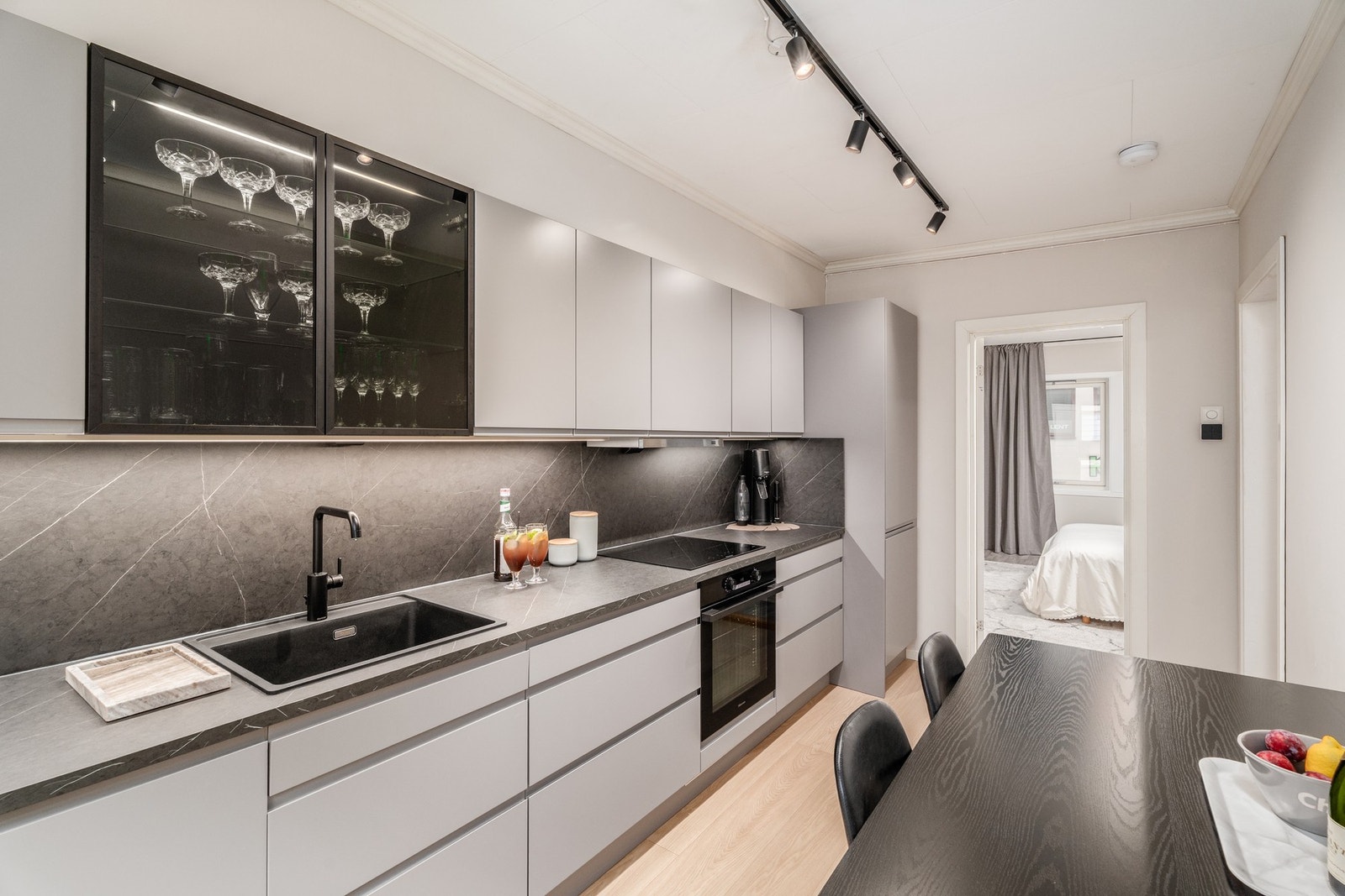 Overskapene har innslag av flotte glassfronter og her er god kapasitet både til oppbevaring og til arbeidsplass. Galleribilde