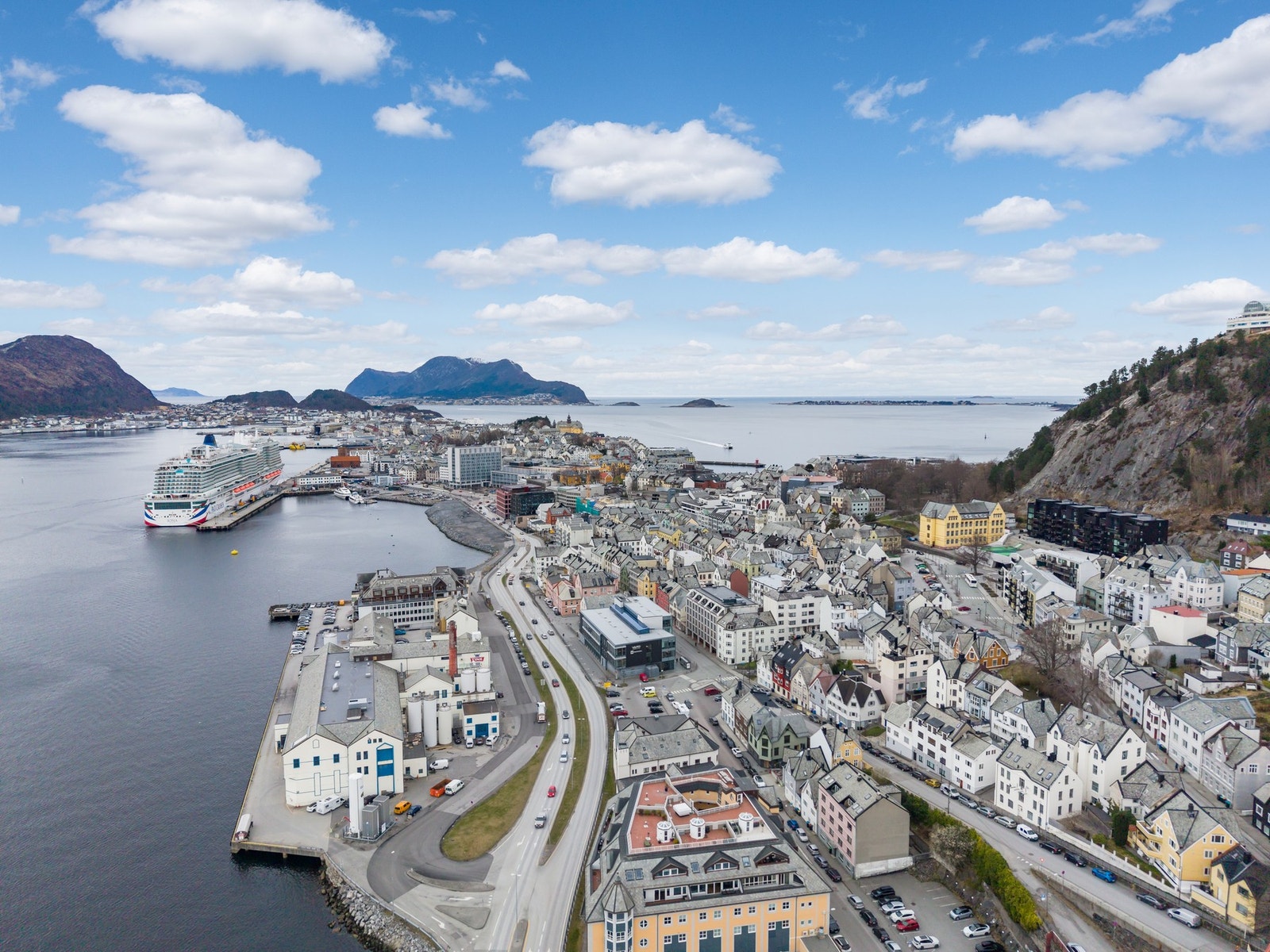 Oversiktsbilde mot vest. Vakre Ålesund med Sukkertoppen til venstre, Godøya midt på bildet og den flotte Fjellstua til høyre. Galleribilde