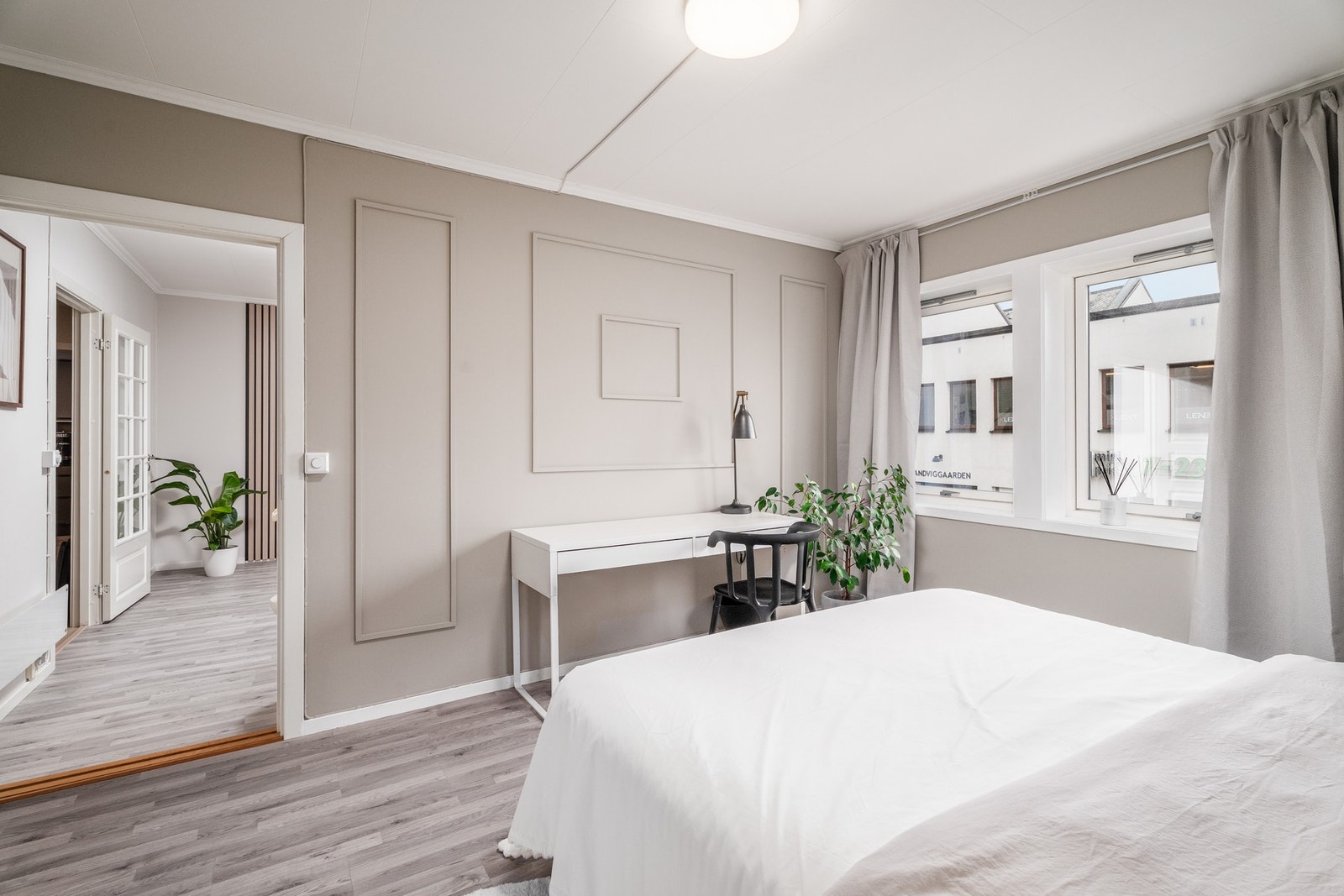 Elegante detaljer på vegg, legg også merke til skinne for gardinoppheng. Galleribilde