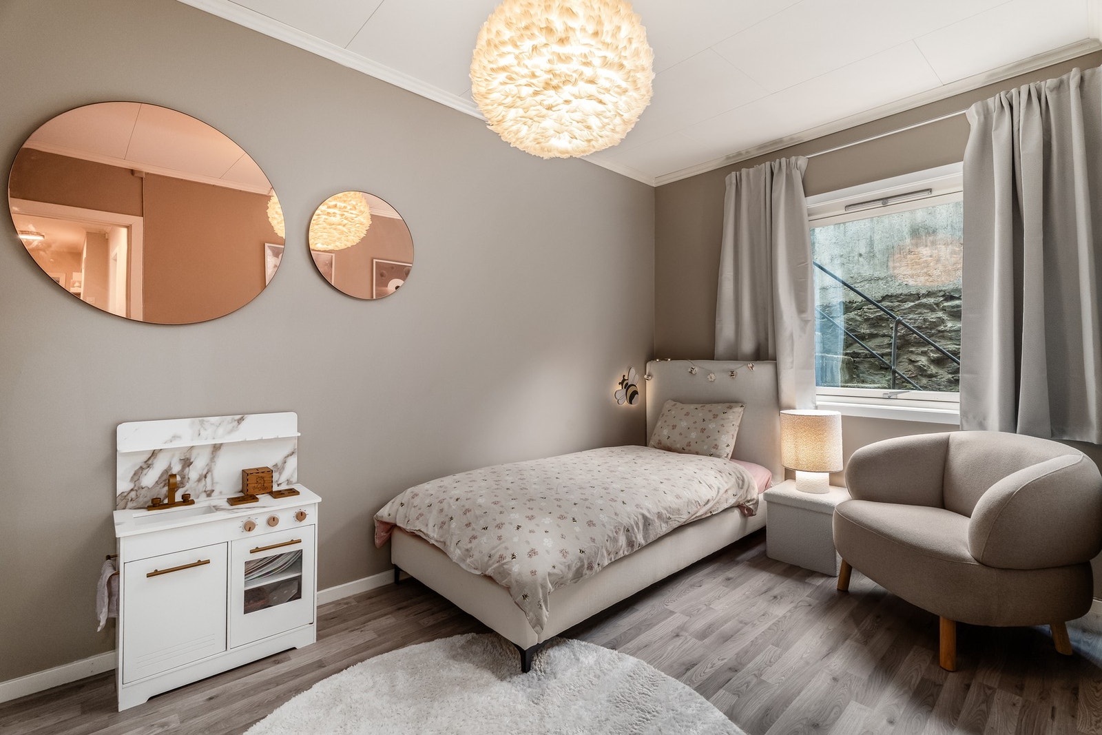 På dette rommet er det vindu mot nord og til Røysegata, overflater i en naturbasert fargepalett. Legg merke til at vinduet har spalteventil. Taklampe medfølger ikke. Galleribilde