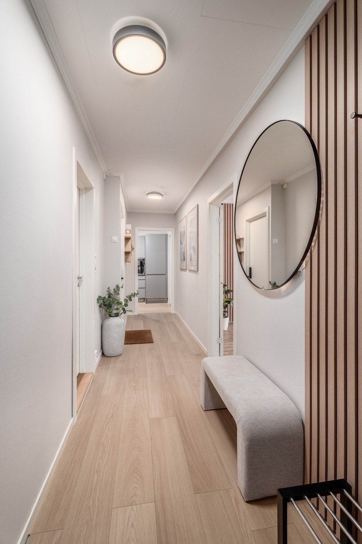 Legg merke til det flotte gulvet og at gangen har gode lysforhold, samt overflater med minimal bruksslitasje. Galleribilde