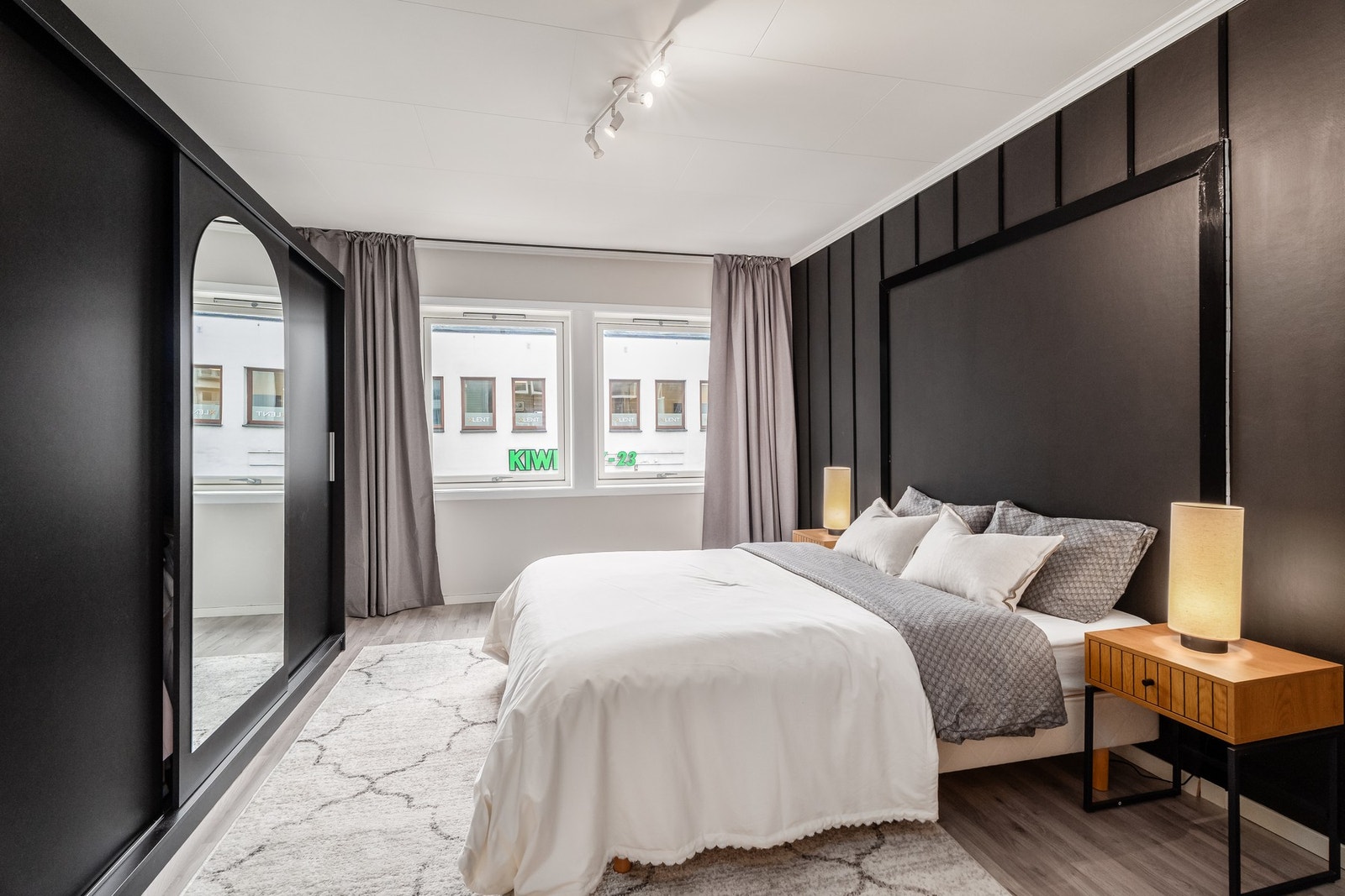 Dette soverommet har også elegante gardinoppheng og ikke minst skyvedørsgarderobe. Galleribilde