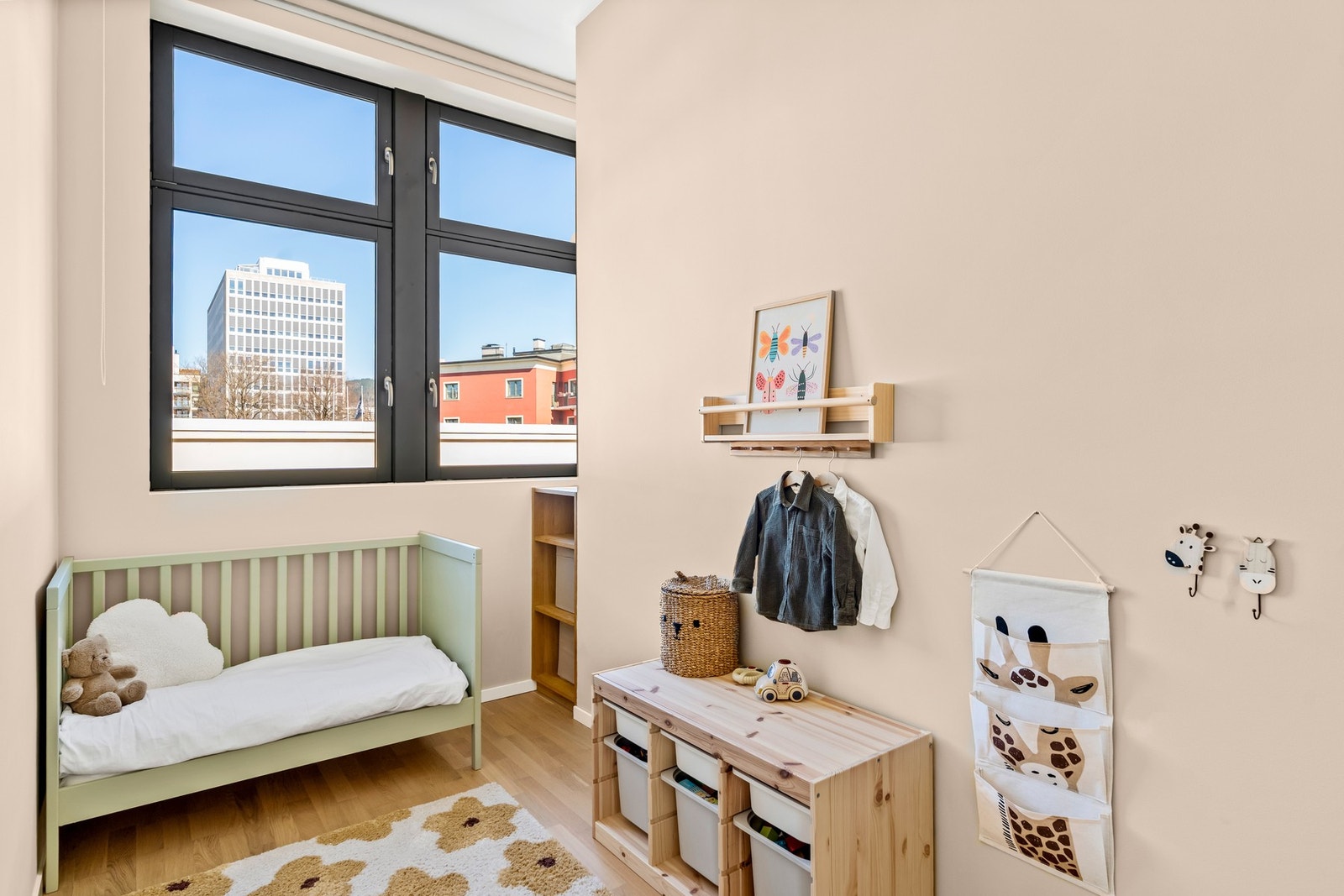 Soverom 2 er på ca. 7kvm, og har god plass til seng og kommode, samt ytterligere ønsket møblement. Hyggelig liten nisje innerst i rommet, praktisk for ekstra oppbevaring. Galleribilde