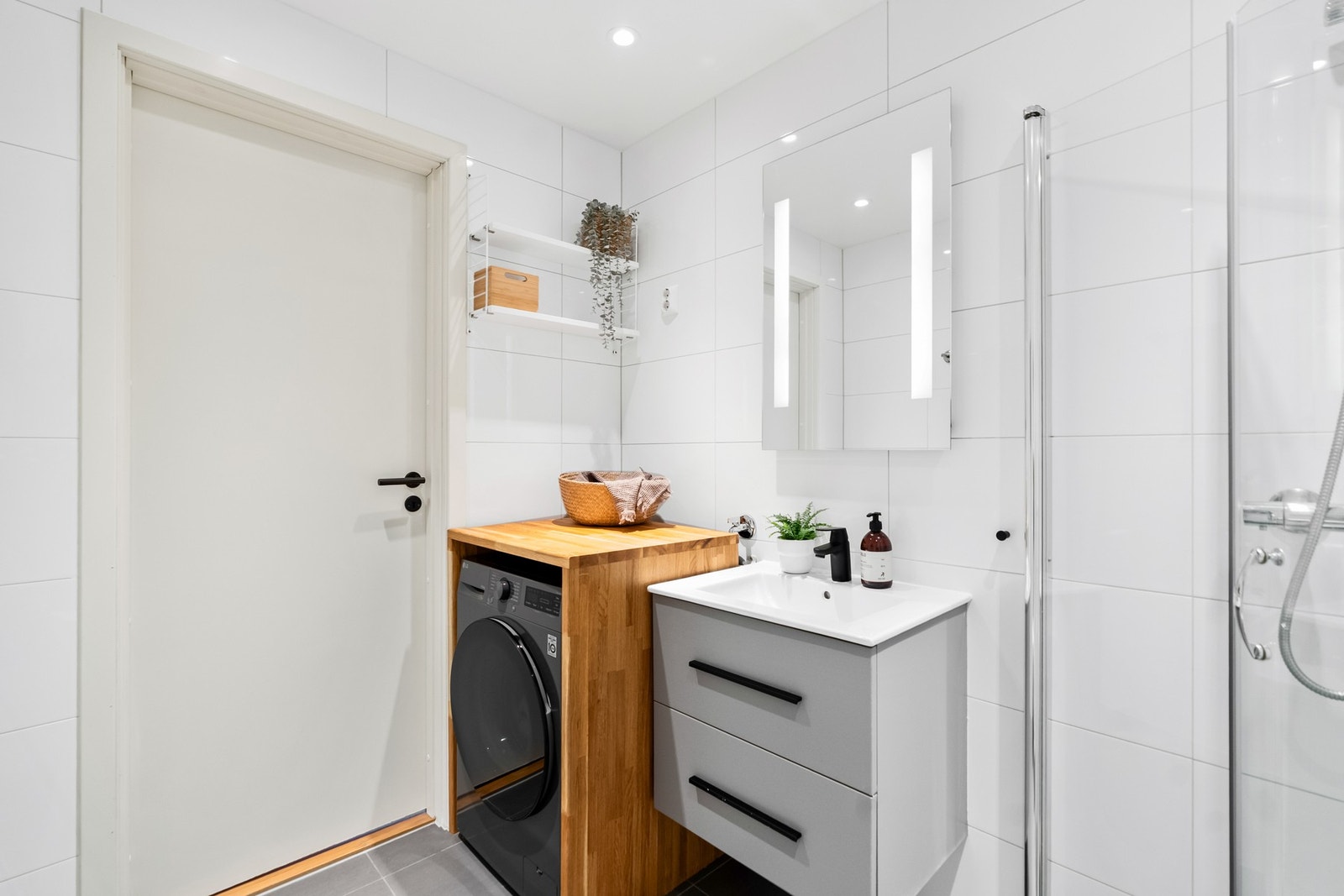 Badet består av klosett, servant, dusjhjørne samt opplegg for vaskemaskin. God ventilasjon med balansert ventilasjon, og luftespalte under døren for luftgjennomstrømning. Galleribilde
