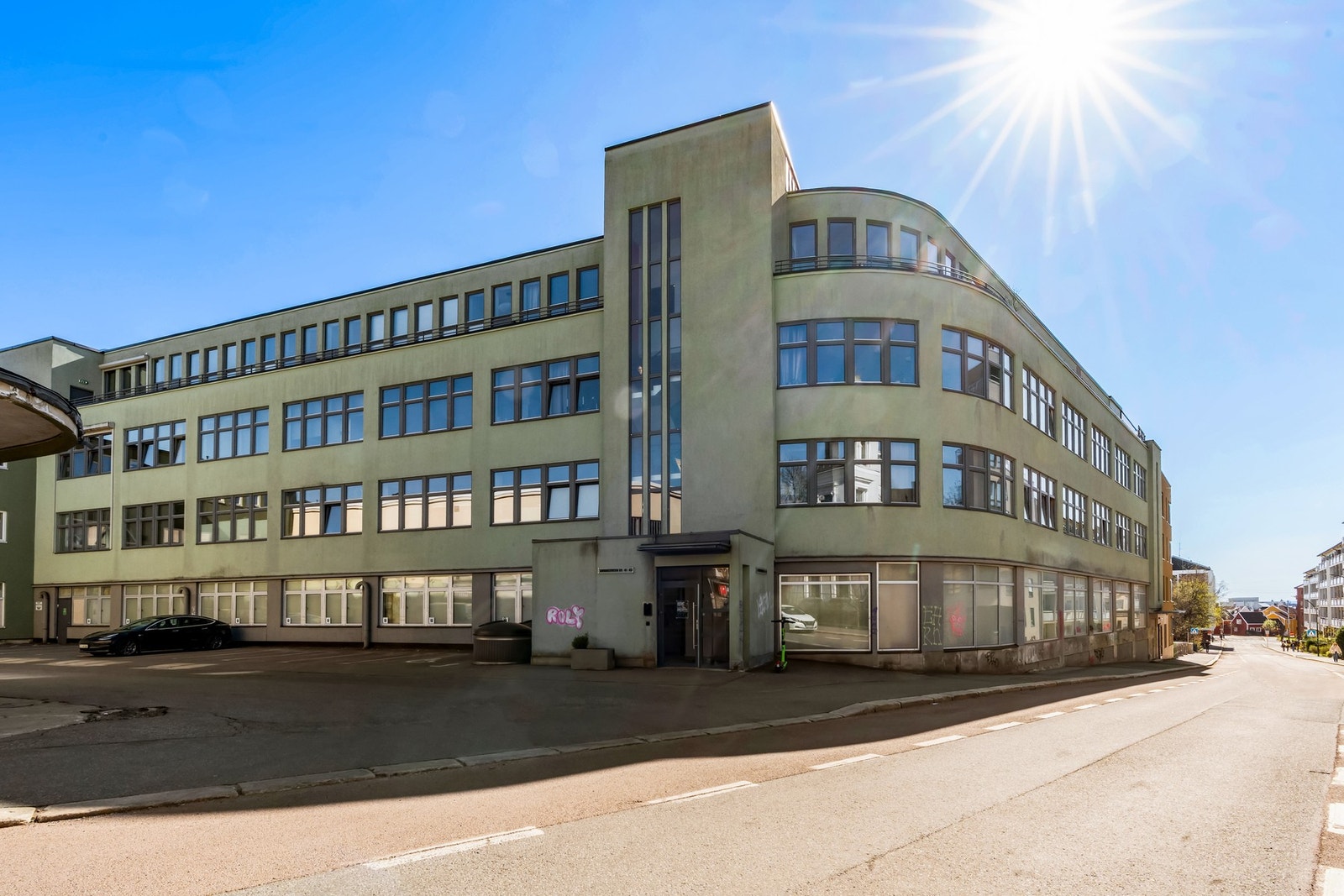 Fasade Sandakerveien 41. Boligen ligger i et oppgradert fabrikkbygg som ble omgjort fra næringslokaler til leiligheter i 2013. Bygget kan derfor skilte med fasiliteter som balansert ventilasjon og heis. Galleribilde