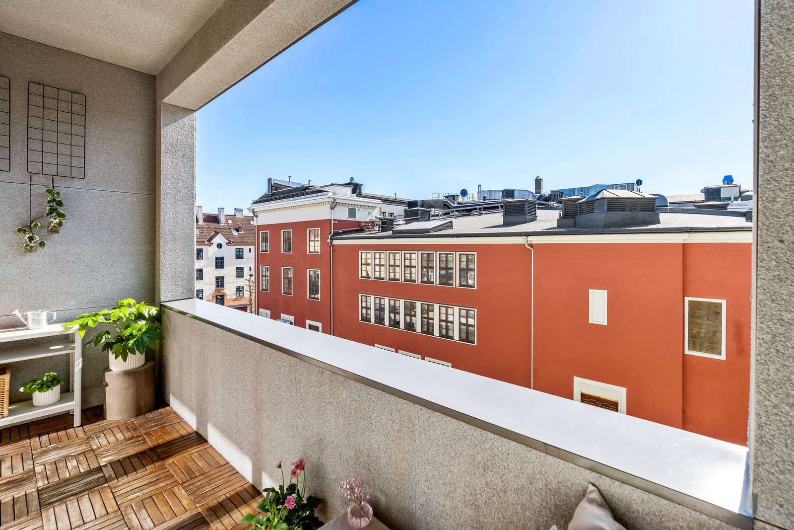 Her har du god plass til flere sittegrupper og grill. Galleribilde