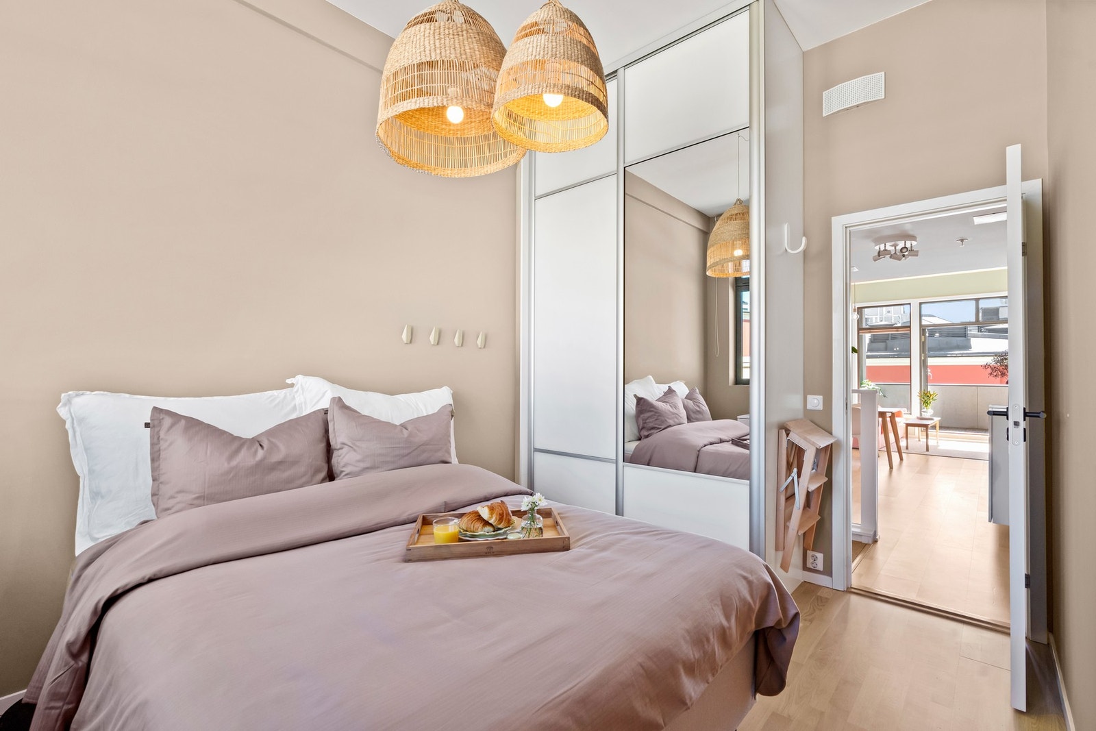Hovedsoverommet har god plass til dobbeltseng, nattbord, skyvedørsgarderobe og kommode. Galleribilde