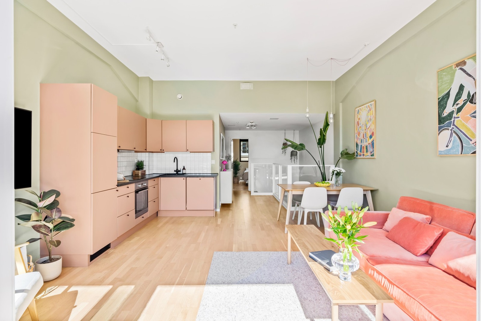 Boligen byr på en god planløsning, store vindusflater, godt med lysinnslipp og en takhøyde opptil 3,18m. En drømmebolig av det sjeldne som virkelig må oppleves! Galleribilde