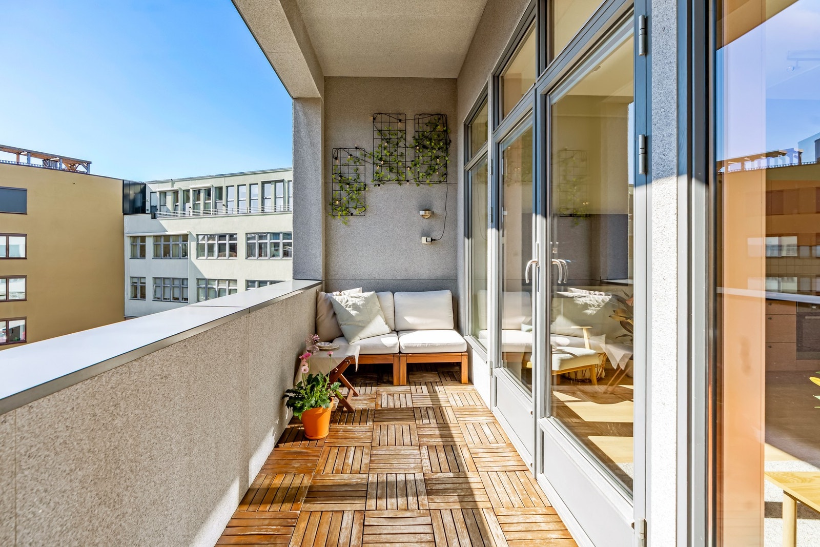 Stor og solrik balkong på 6,8 m² med utgang fra stuen. Galleribilde