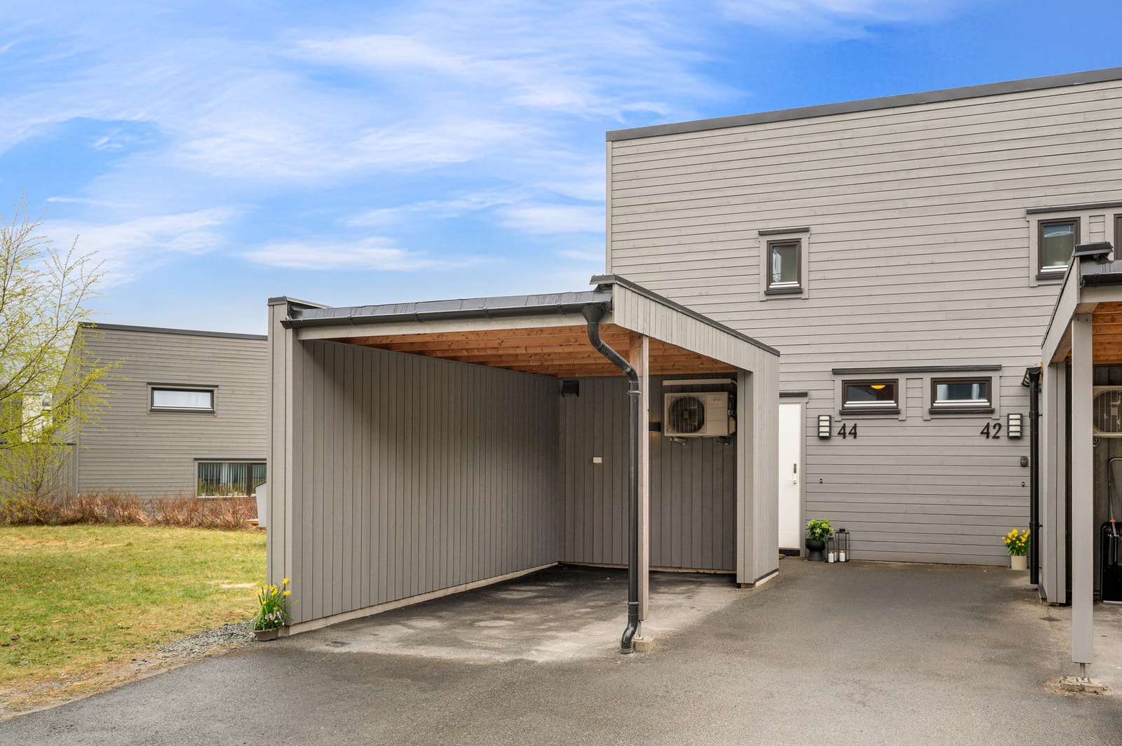 Rikelig med parkering i carport og på oppstillingsplass utenfor boligen. Godt med gjesteparkering i nærområdet. Galleribilde