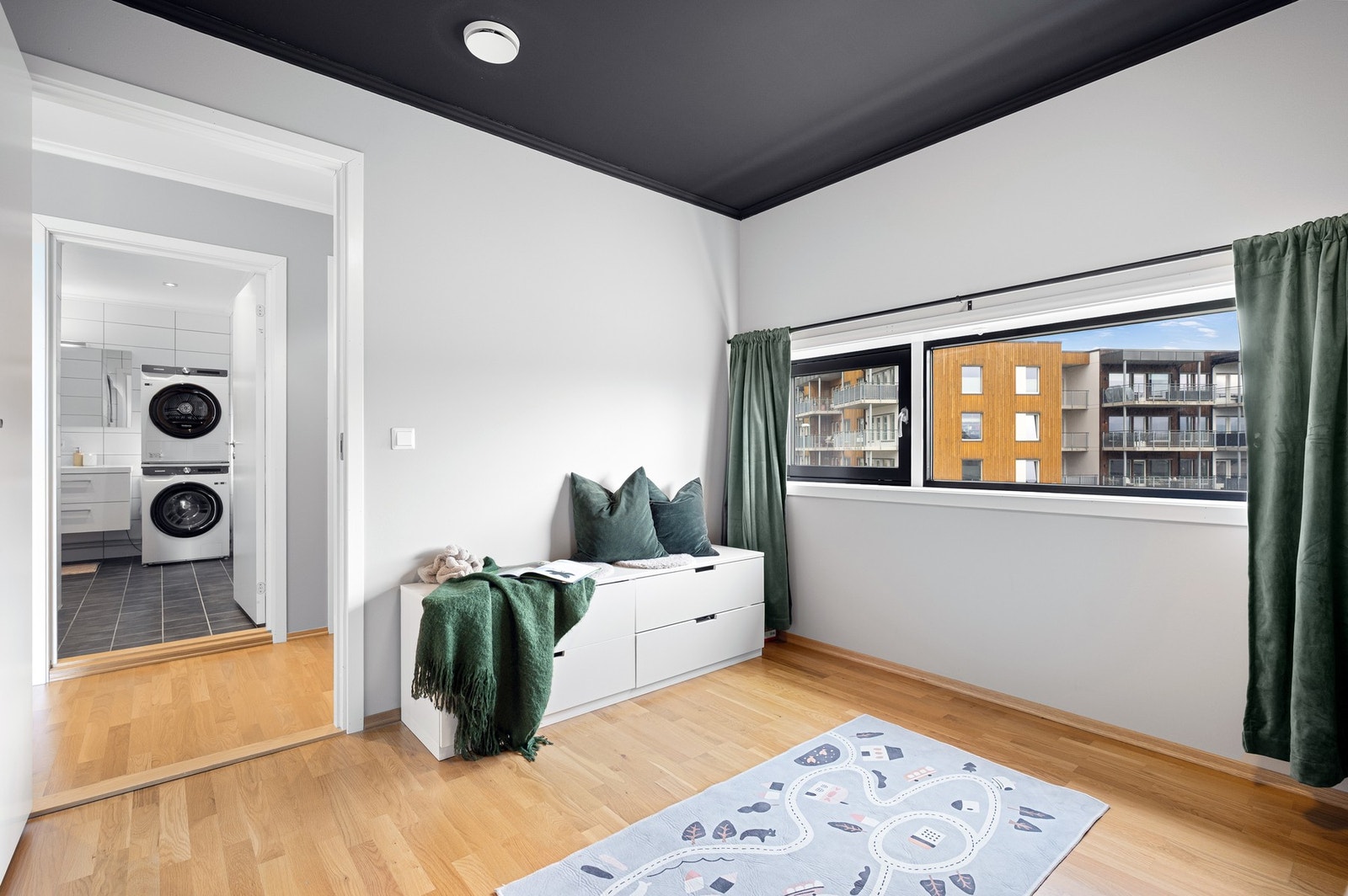 Her har man god plass til det man skulle ønske av soveromsmøblement og garderobeløsning. Galleribilde