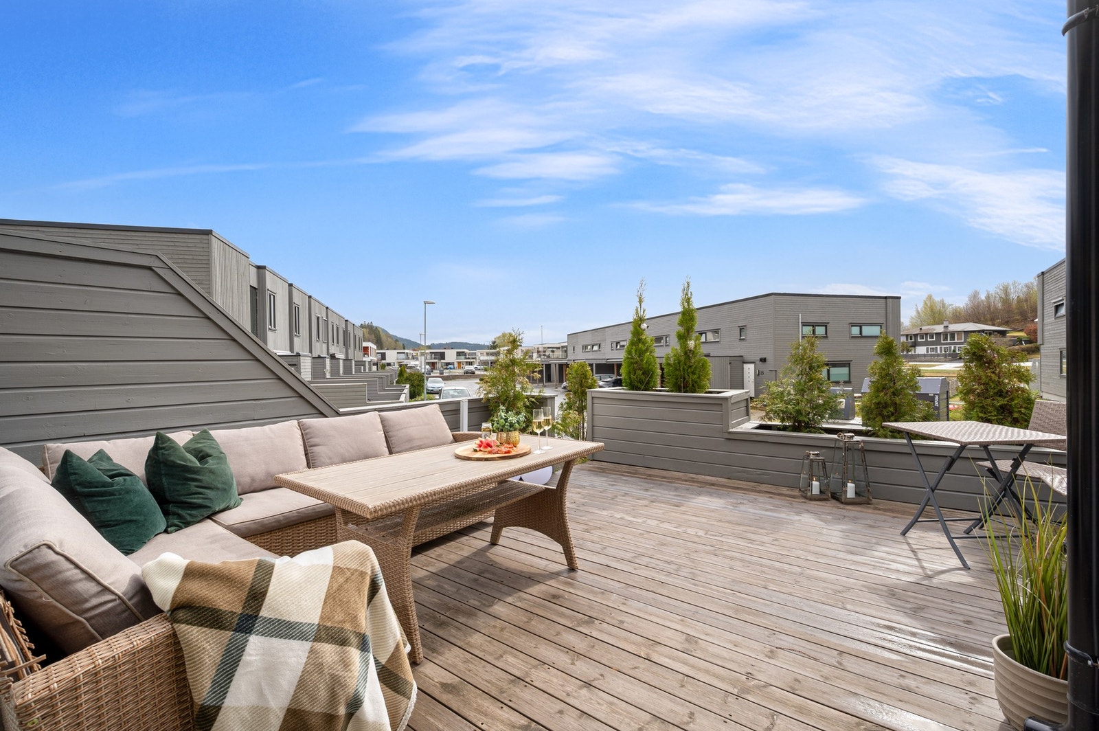 Terrassen måler ca. 18,2m², er sørvendt og byr på svært gode solforhold. Galleribilde