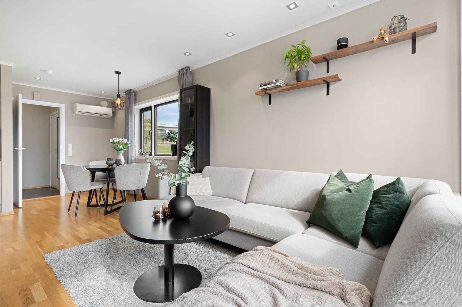 Boligen byr på flere moderne tilvalg som blant annet downlights i himling og parkettgulv. Galleribilde
