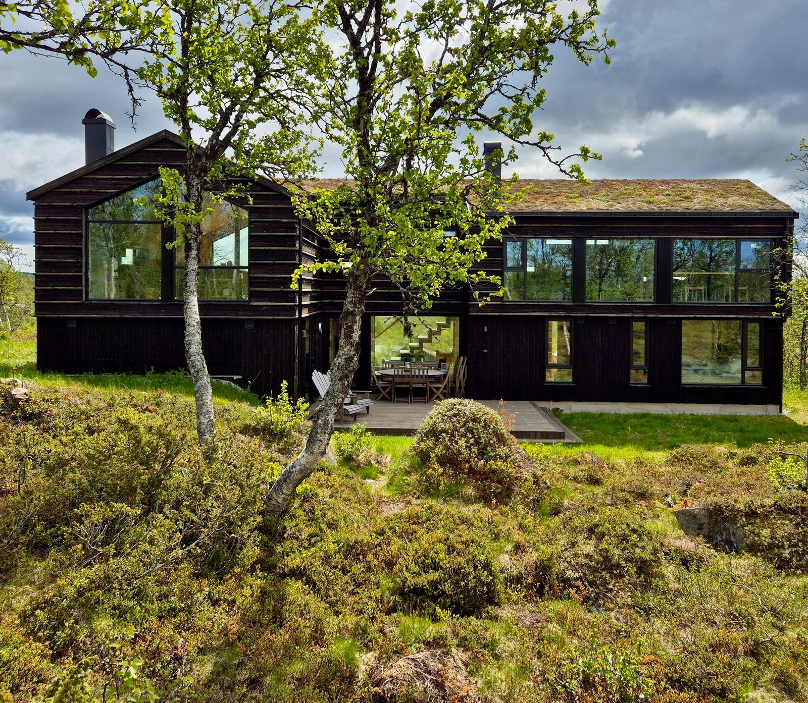 Eiendomsmegler Jannike Seljevoll Herleiksplass har gleden av å presentere denne perlen av en hytte (Foto: Terje Bjørnsen) Galleribilde