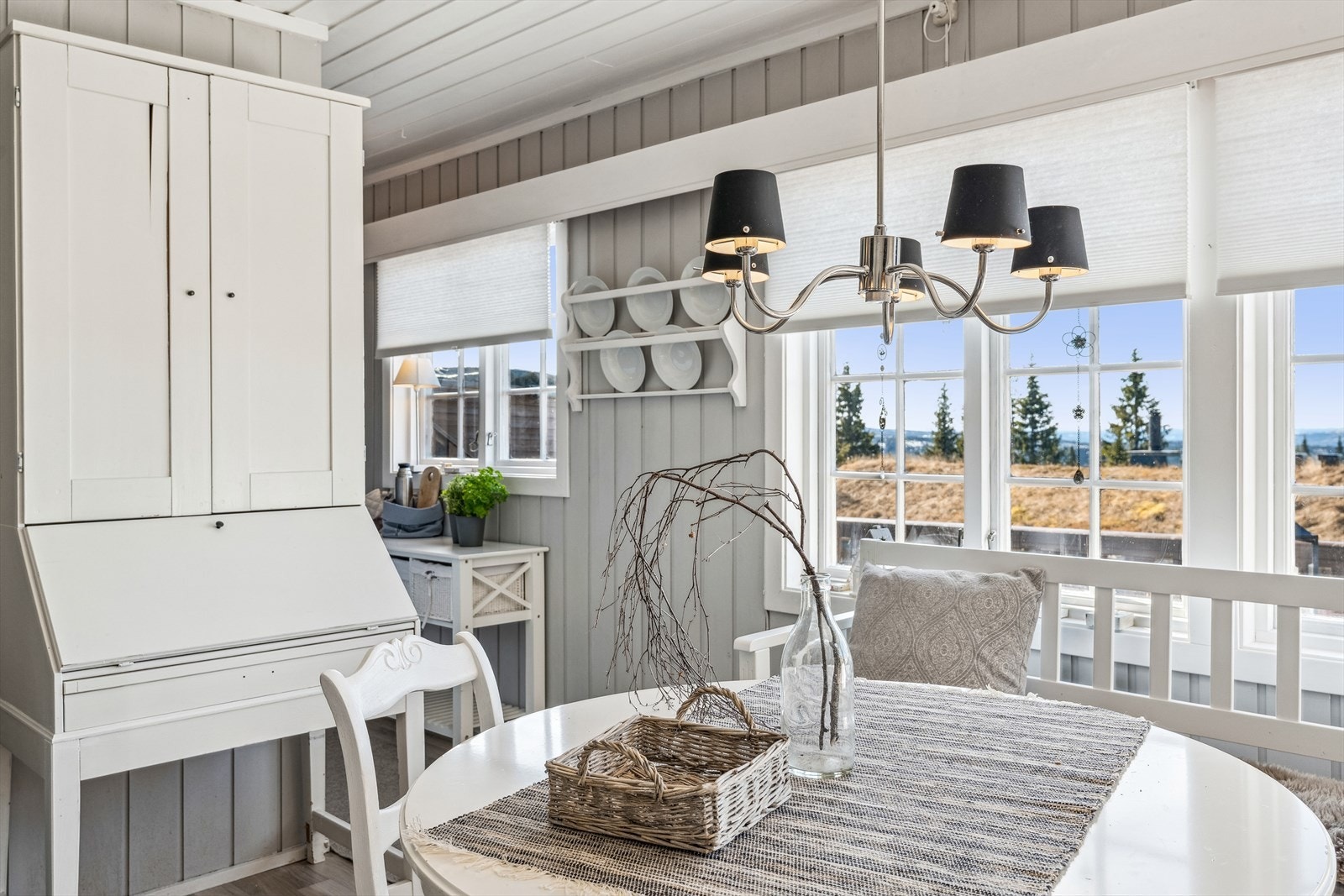 Stuen har godt med dagslys inn. Galleribilde