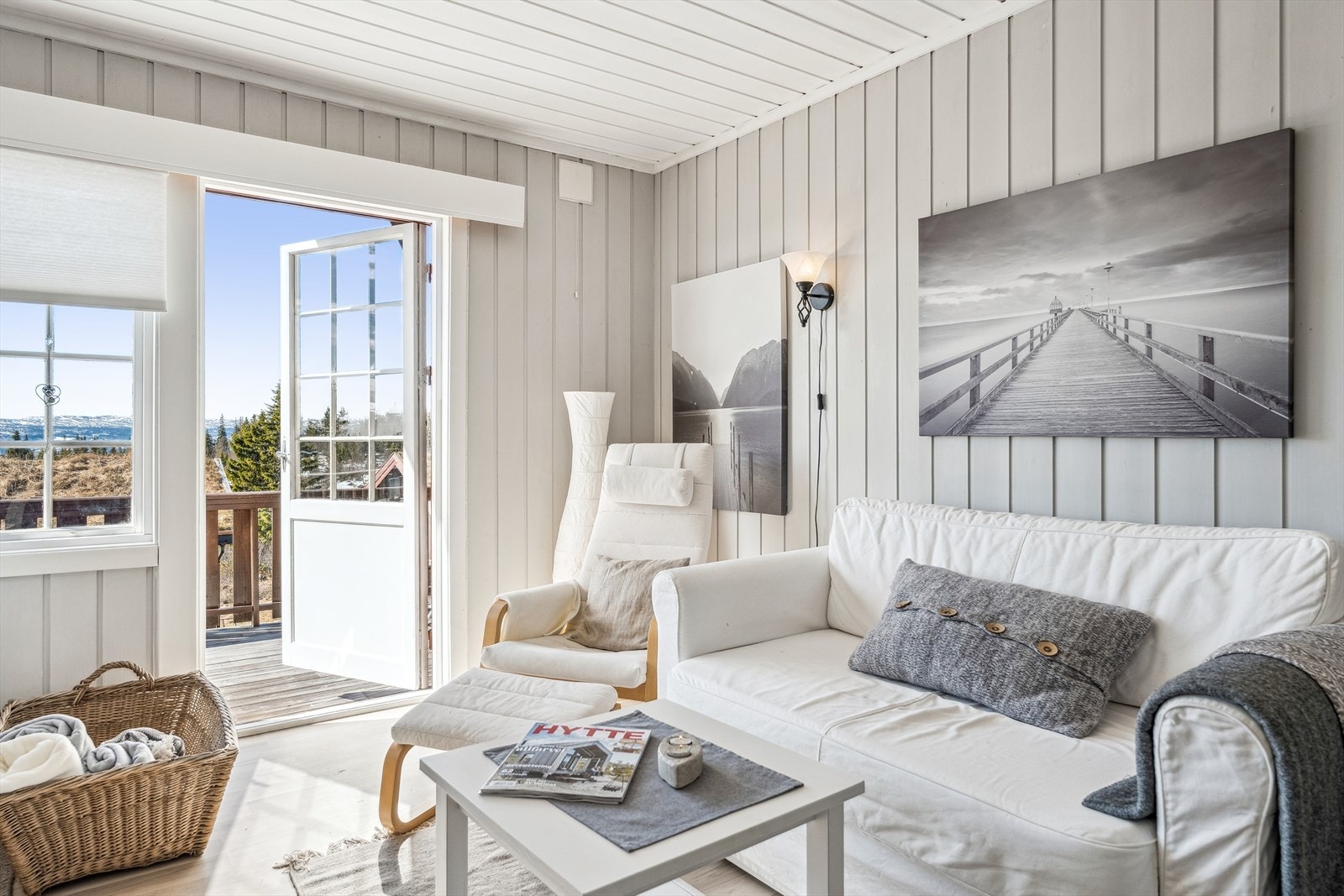 Stue med utgang til terrasse med gode utsiktsforhold. Galleribilde