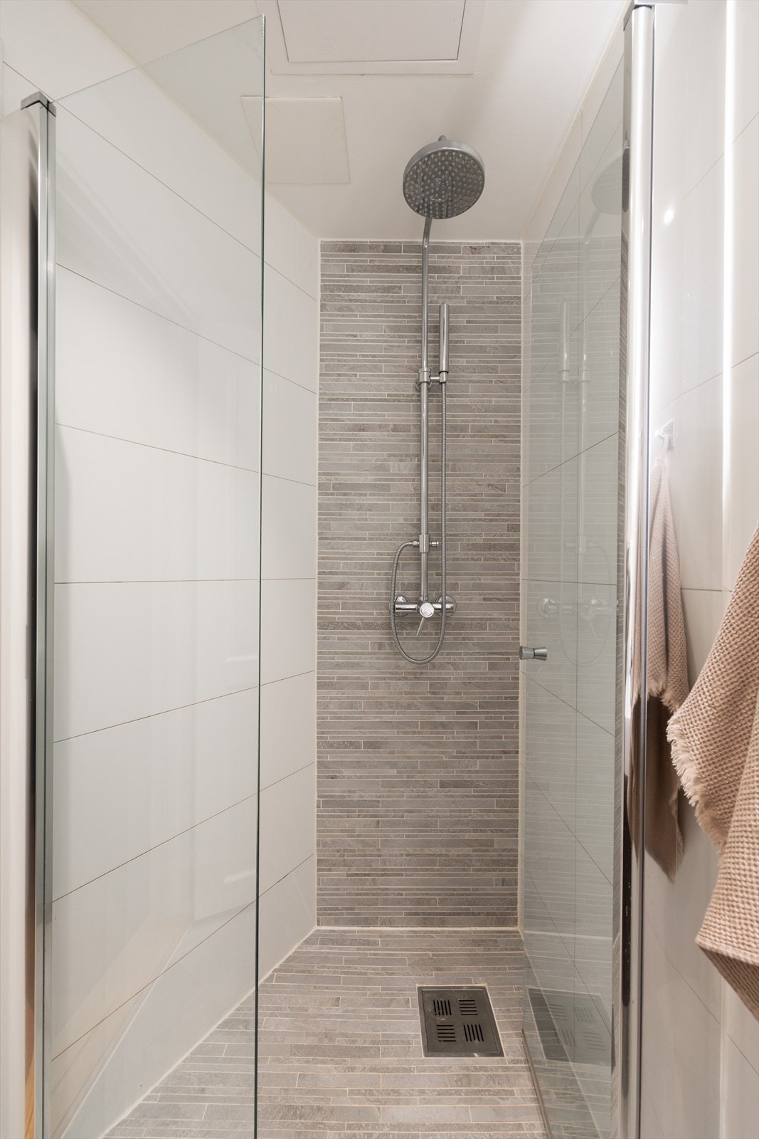 Varmekabler i gulvet og downlights i himlingen gir en behagelig og eksklusiv atmosfære, og badet er utstyrt med regnfallsdusj i dusjsonen. Galleribilde