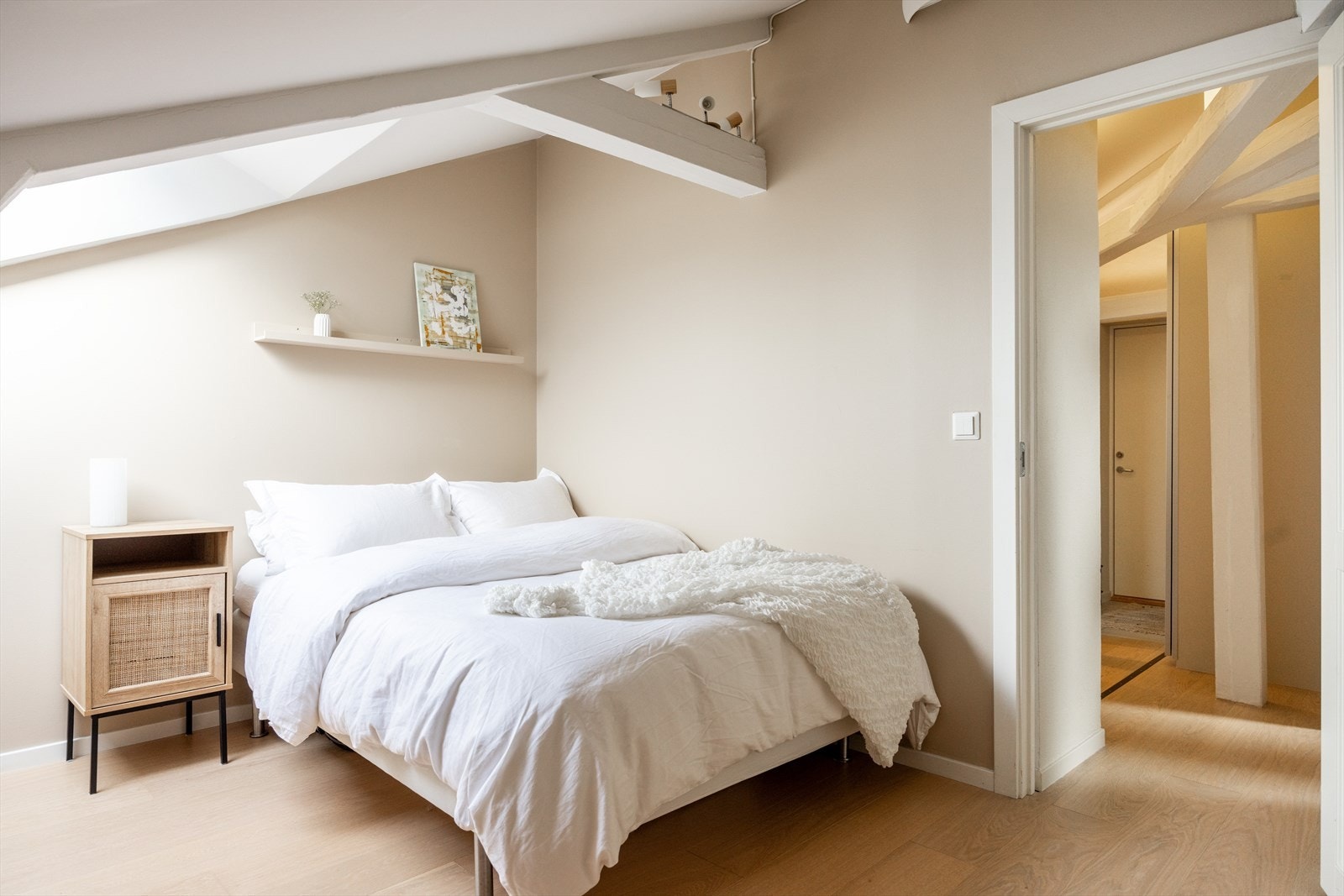 Plass til både dobbeltseng, nattbord og garderobe. Galleribilde
