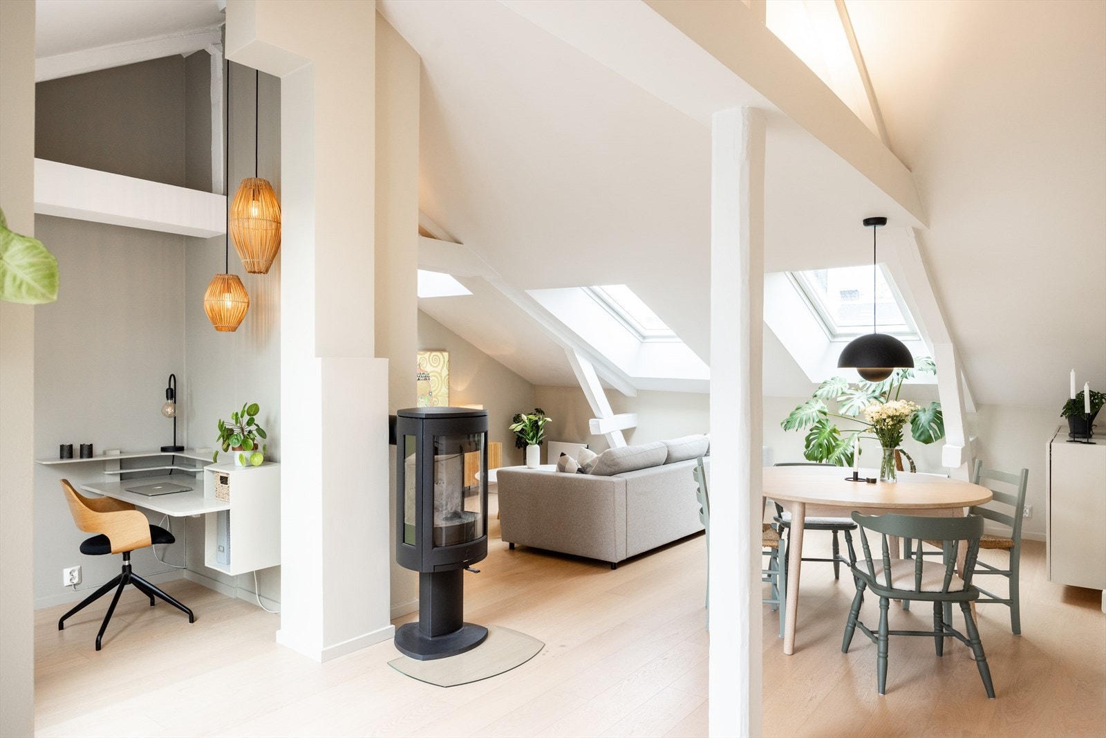 De store vindusflatene slipper inn rikelig med naturlig lys og gir en luftig og behagelig romfølelse. Alle takvinduene er utstyrt med Velux blendingsgardiner. Galleribilde