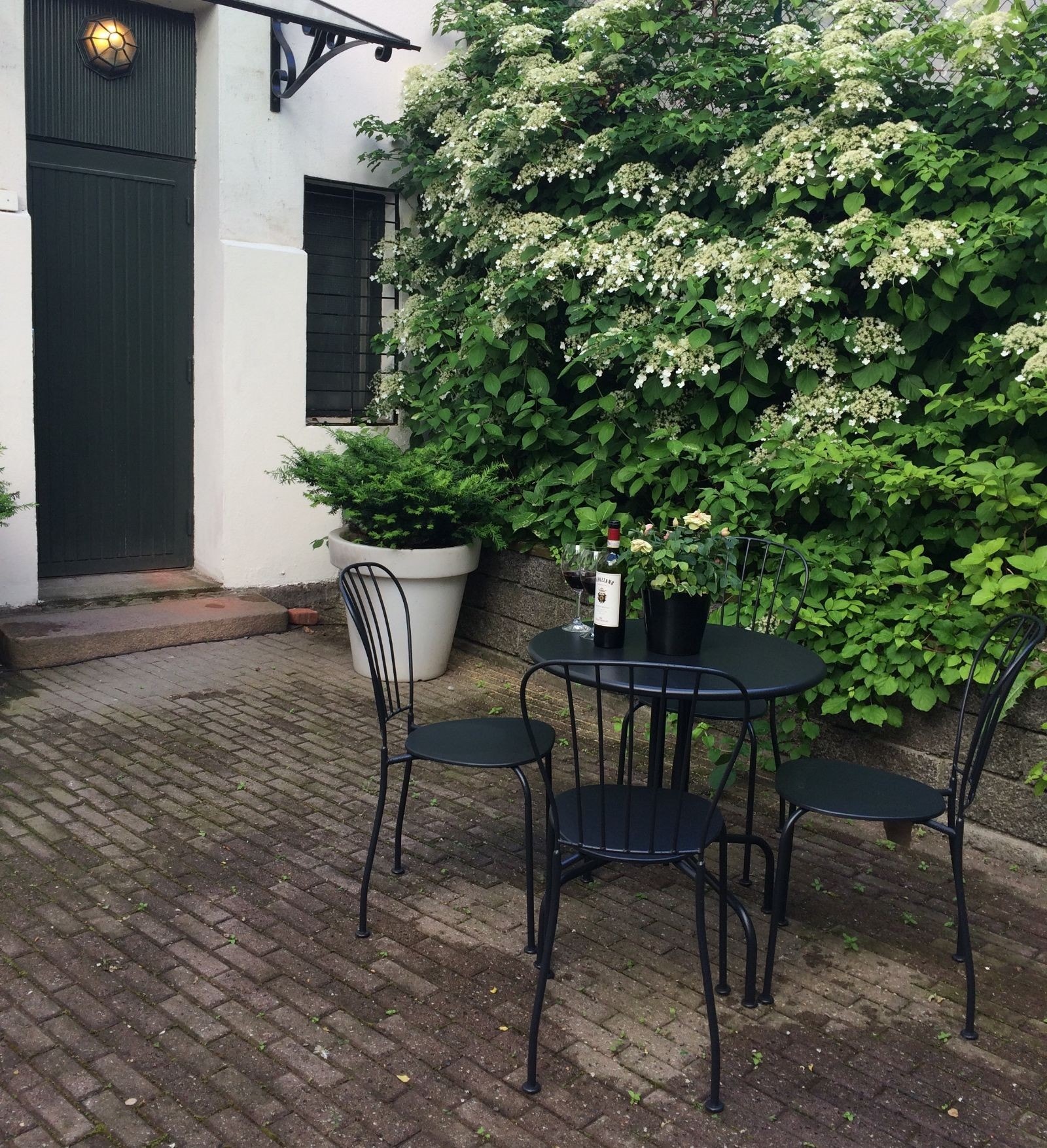 Leiligheten vender inn mot hyggelig bakgård med utemøbler Galleribilde