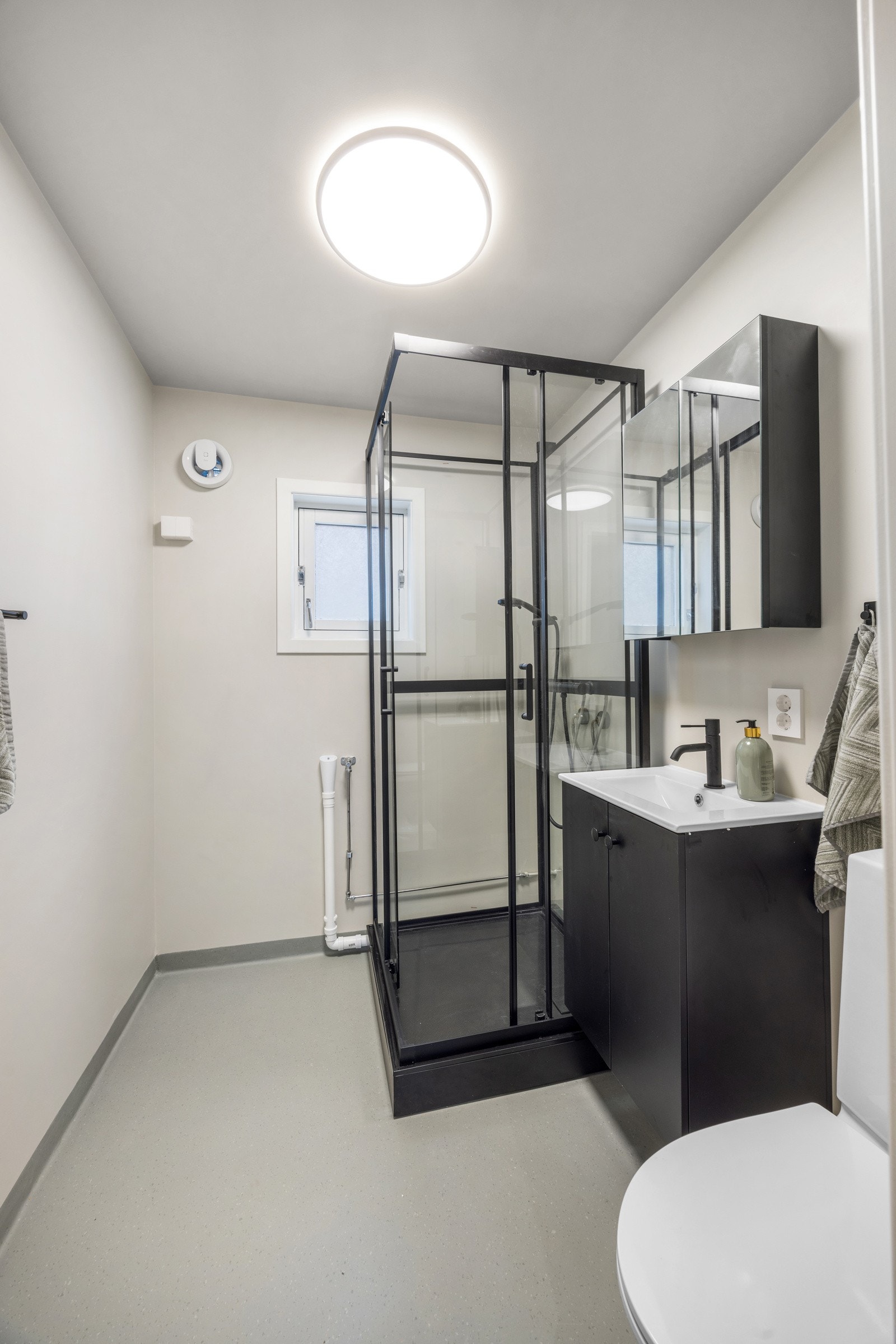 Badet ble pusset opp i 2026 med nye overflater, sanitærutstyr og komfortable varmekabler i gulvet. Galleribilde