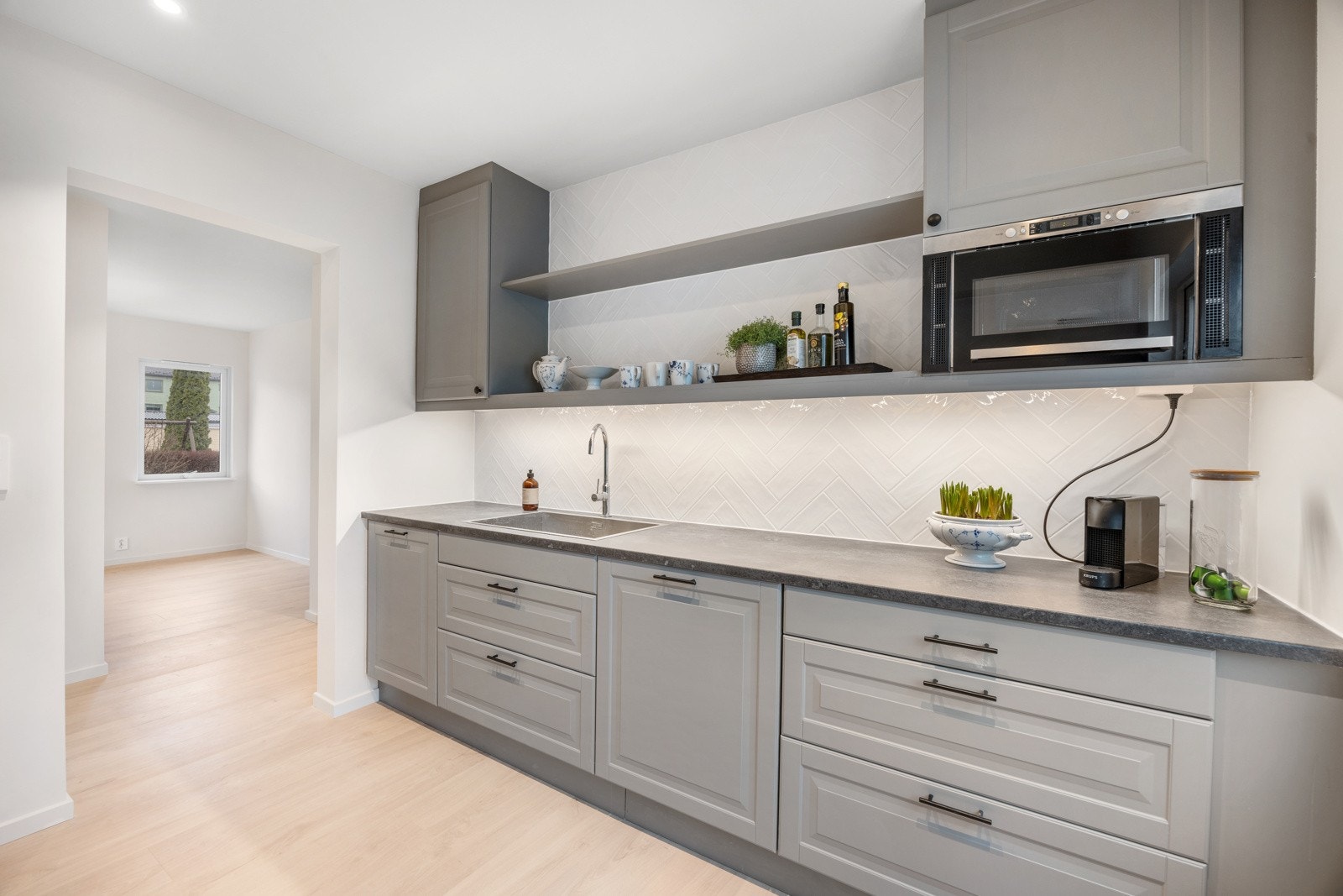 Benkeplaten er av laminat Galleribilde
