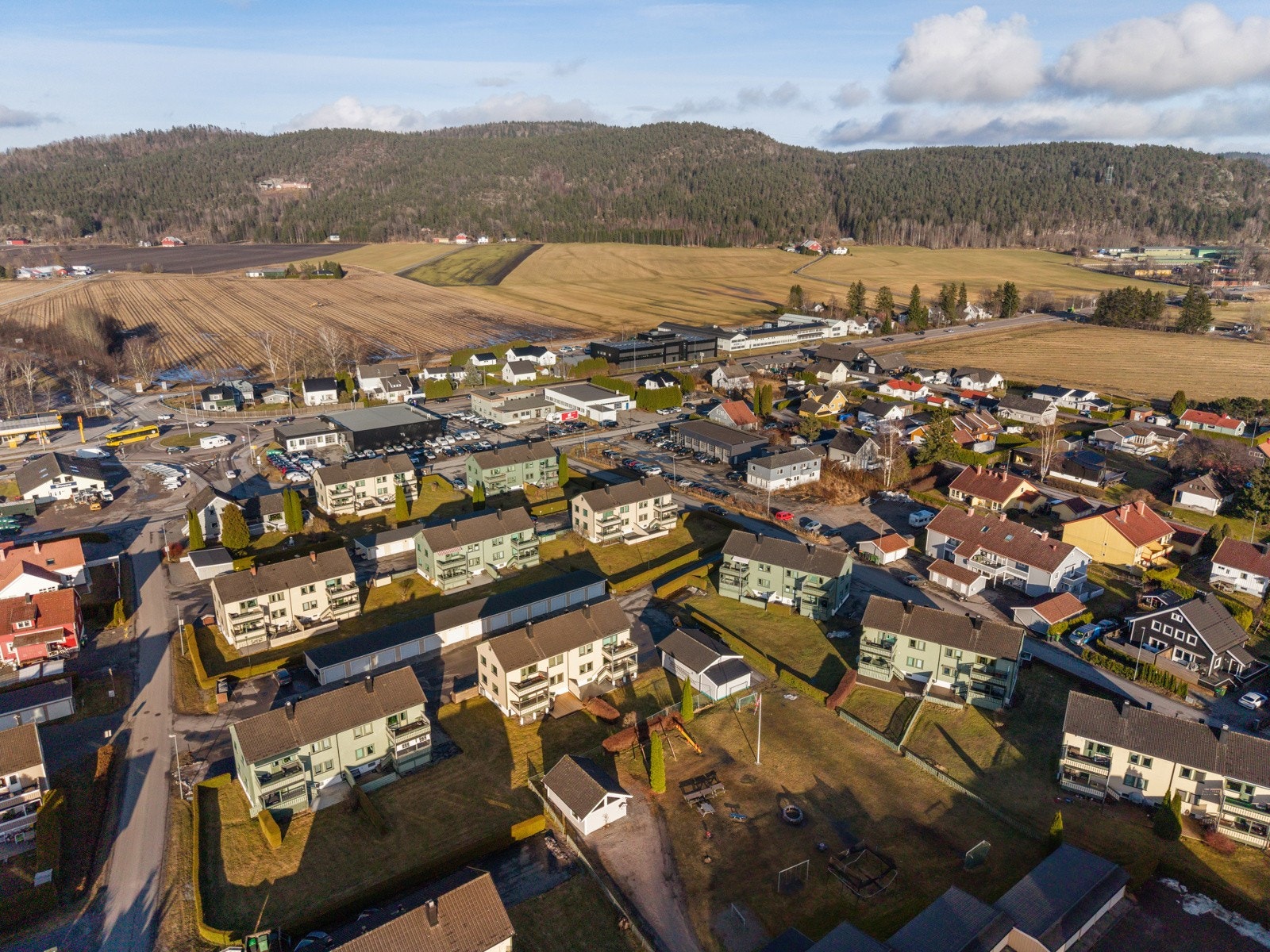 Vallermyrene byr på et bredt spekter av fasiliteter: svømmehall, skatepark, fotballbaner på Kjølnes og Urædd Stadion for fotball og friidrett. Nærområdet har flotte tur- og rekreasjonsmuligheter, blant annet Valleråsen Galleribilde