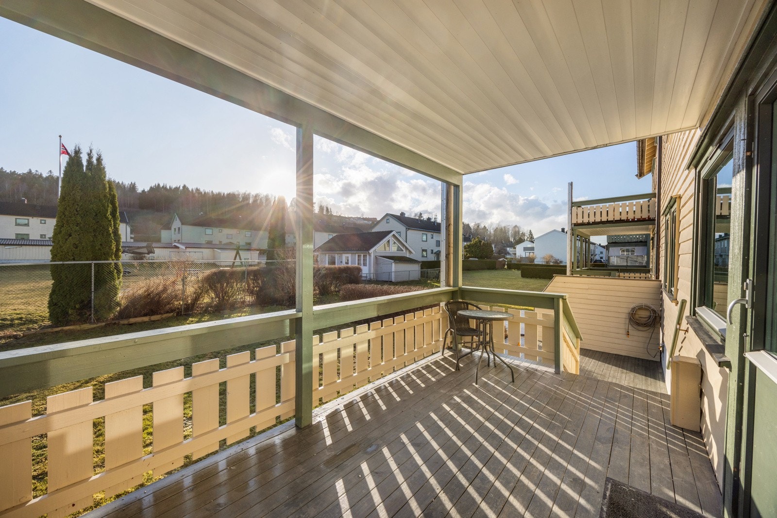 Deilig, solrik og overbygd balkong Galleribilde